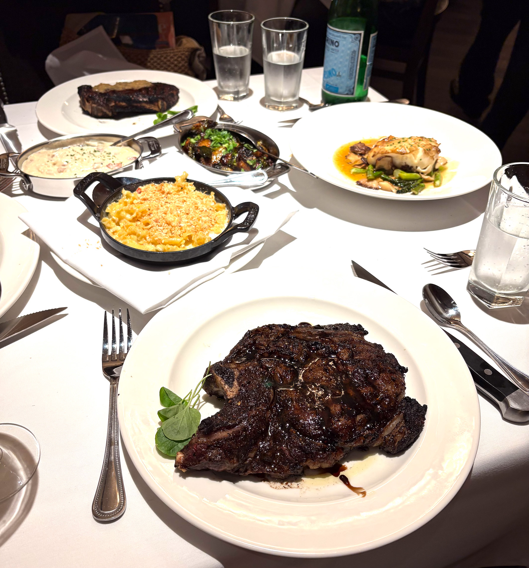 肉も脂もクオリティに申し分ない骨付きリブアイ（95ドル）