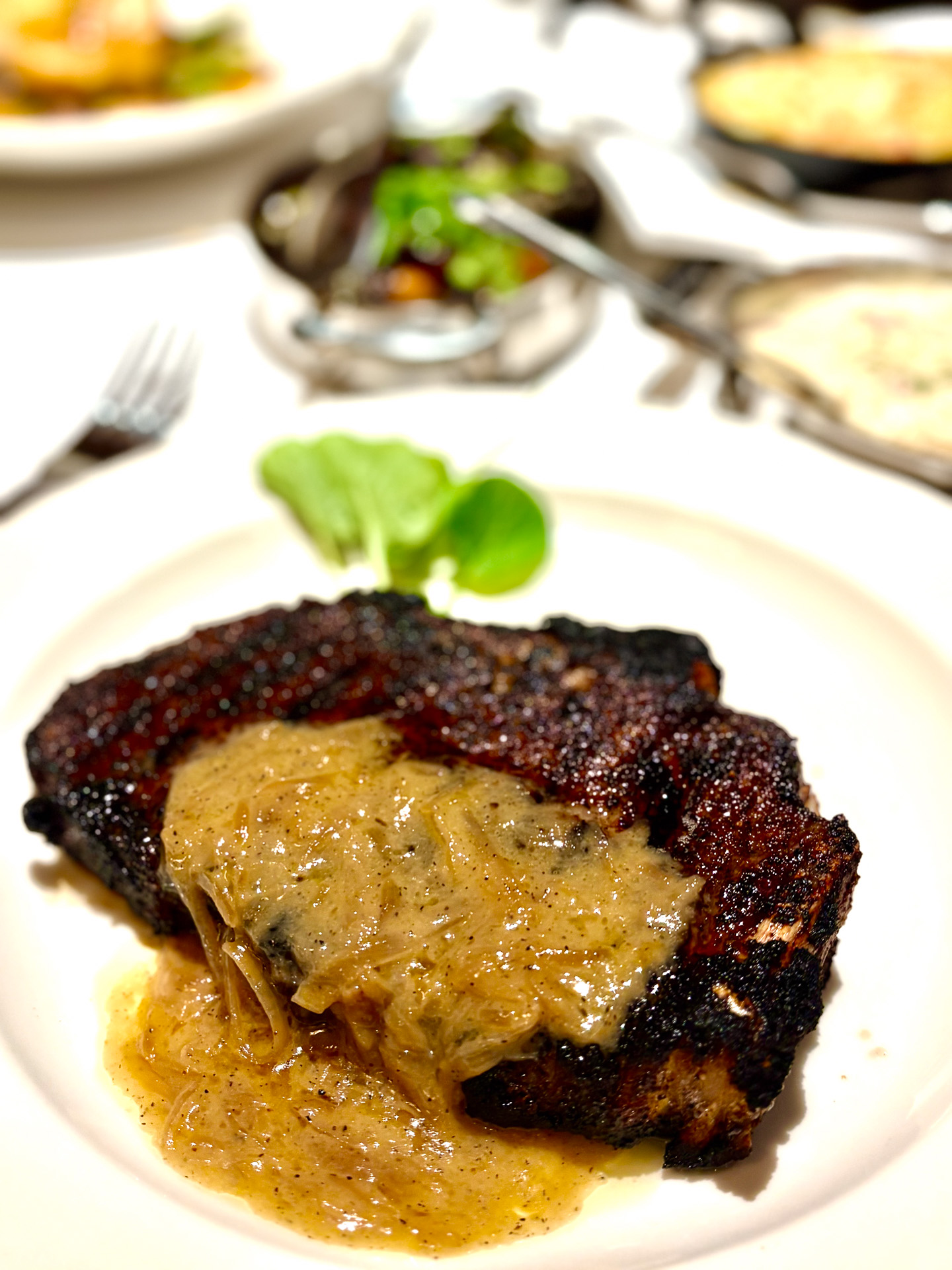 コナコーヒークラスト 骨付きニューヨークストリップ（81ドル）