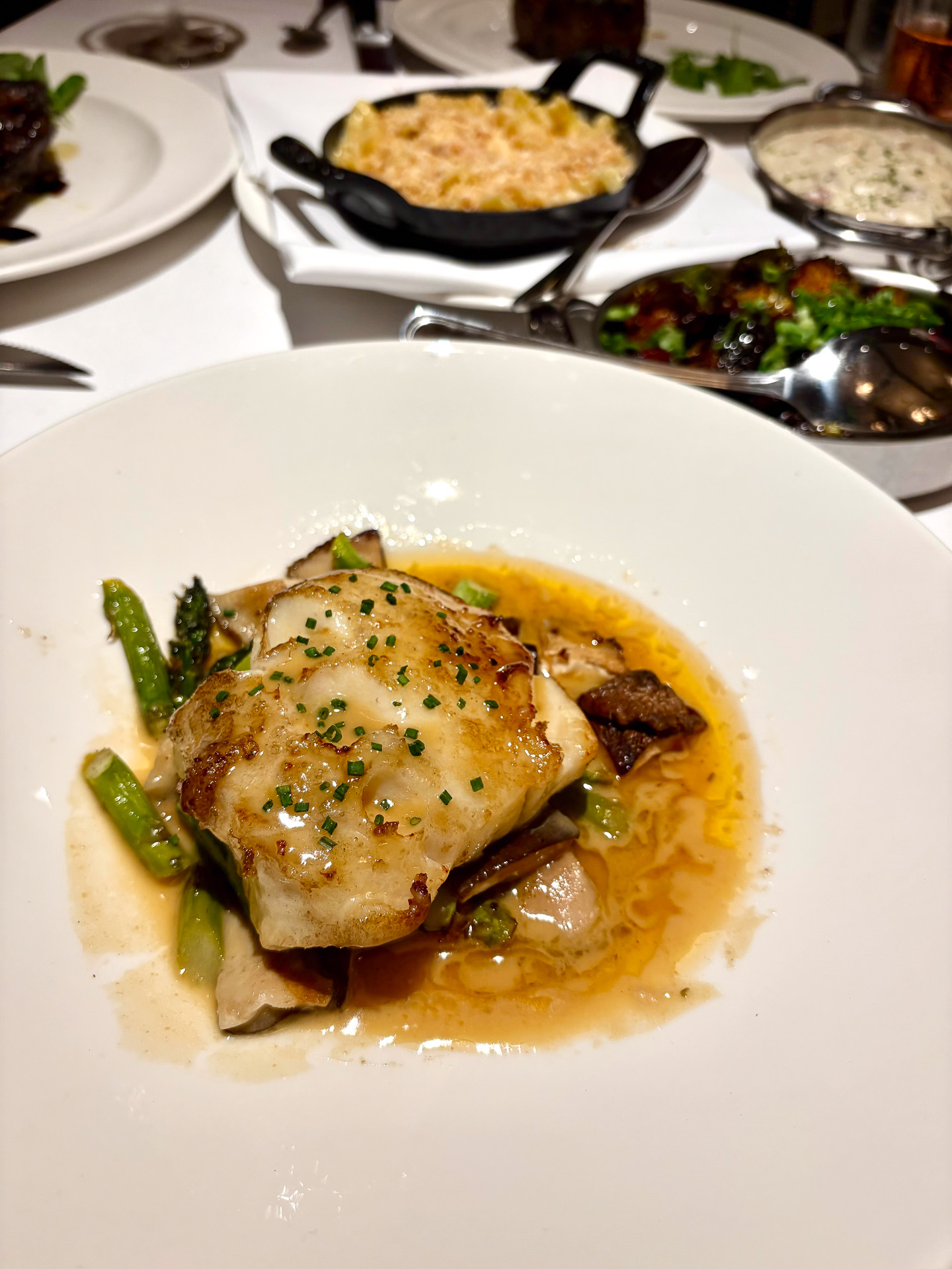 表面を香ばしく焼いたスズキ、椎茸、アスパラガス、味噌バターとともに（66ドル）