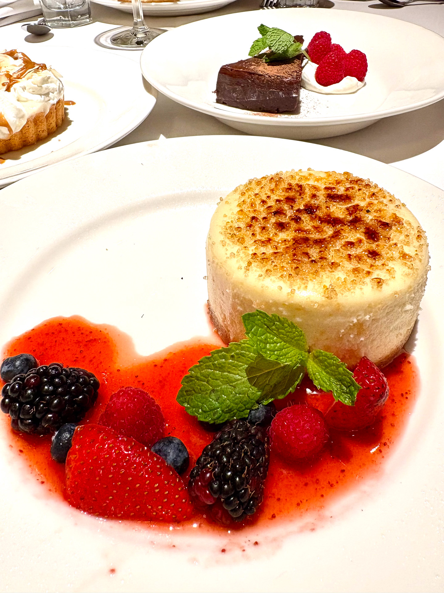 別腹でいけてしまうザ・キャピタル・グリル・チーズケーキ（16ドル）、奥はチョコレートケーキ（15ドル）