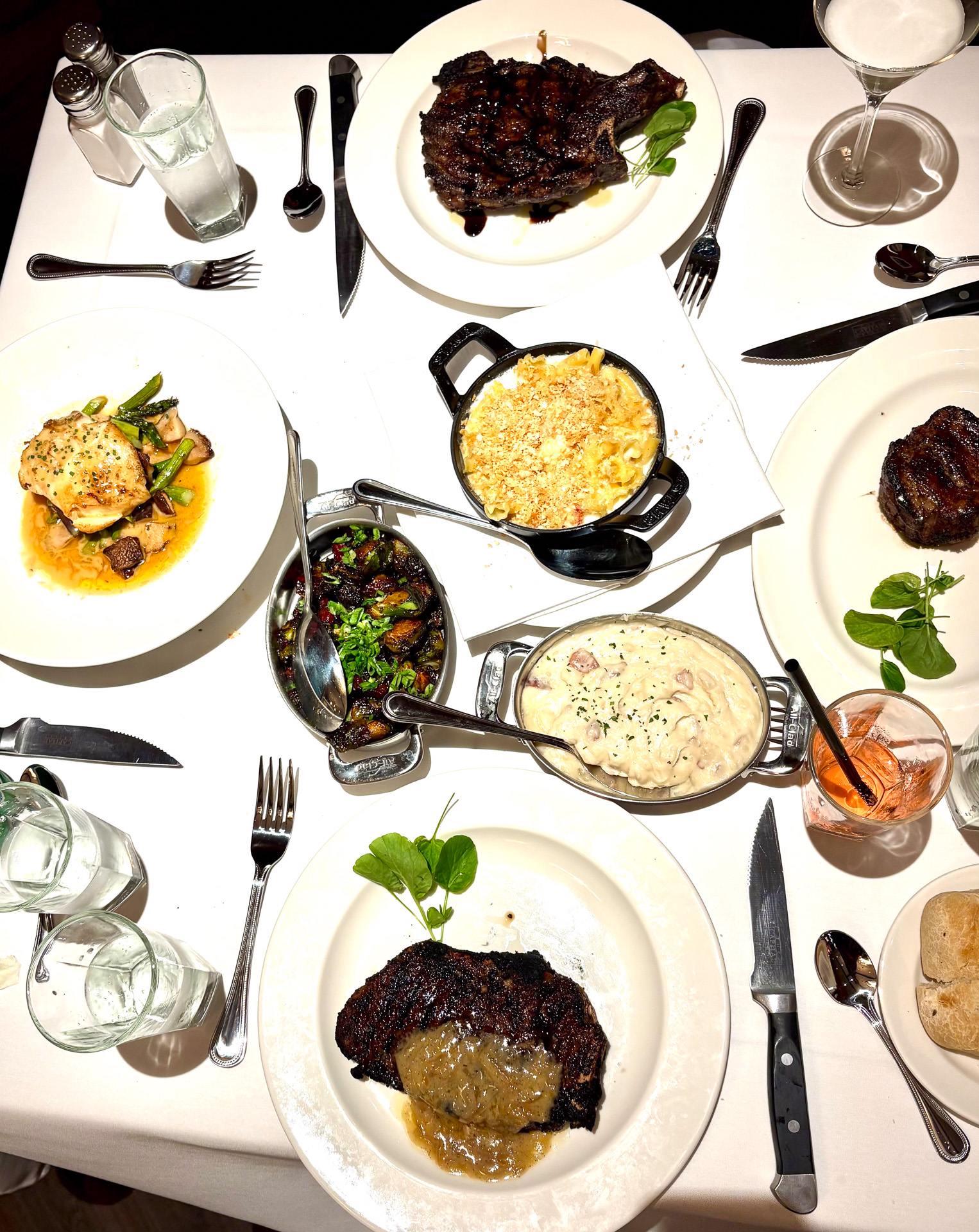 食べきれなかった料理は持ち帰るのがハワイでは一般的。我らのテーブルも半分持ち帰ることになった……