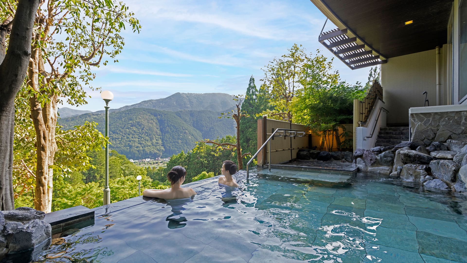 層雲の湯（左）と深層の湯（右）、2つの浴場で良質な下呂温泉を堪能。朝と夜で異なる風情が楽しめる