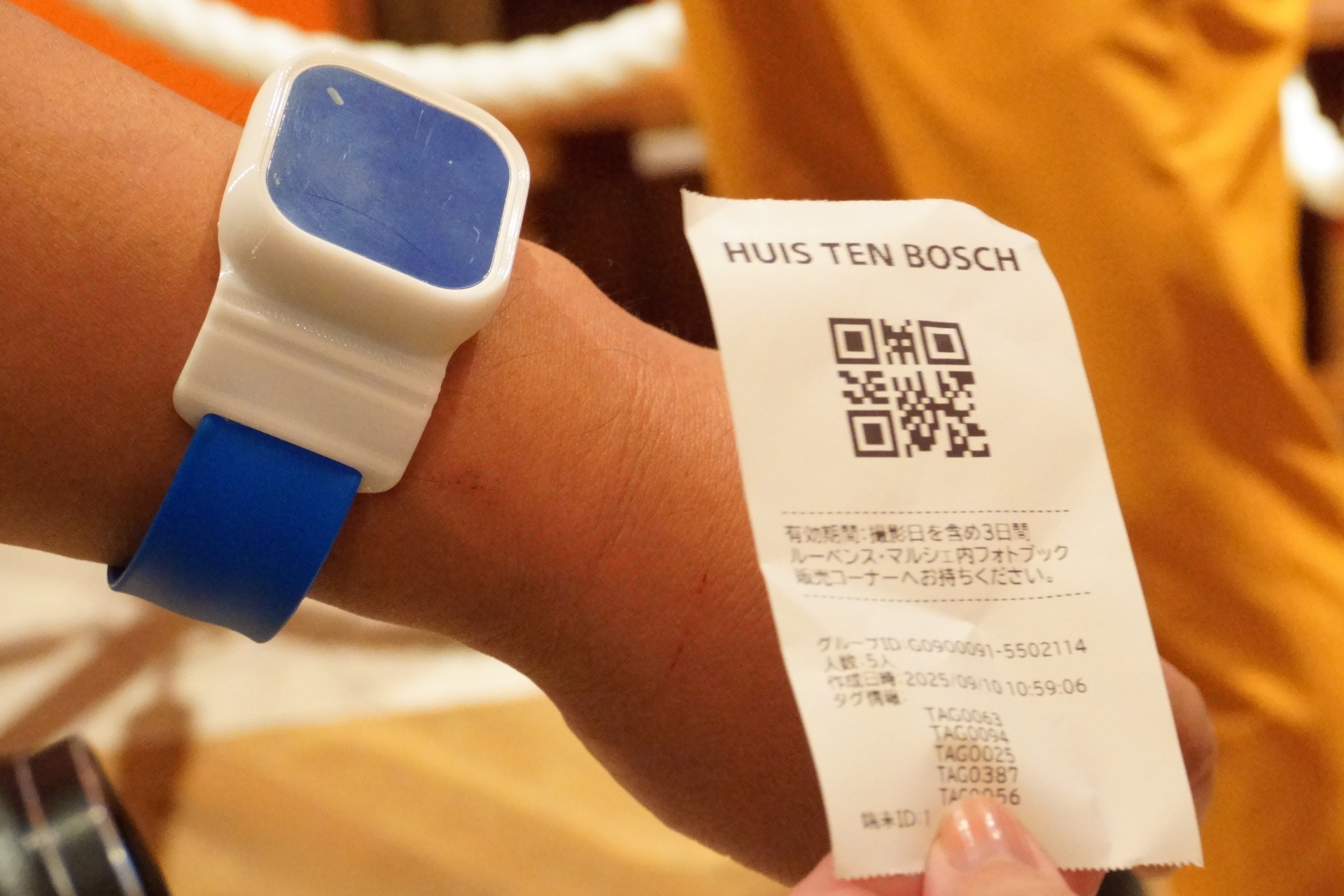 撮影データを管理するストーリーブックタグ（左）とフォトブック購入時に必要なレシート（右）を体験前に受け取る。レシートは紛失しないように注意！