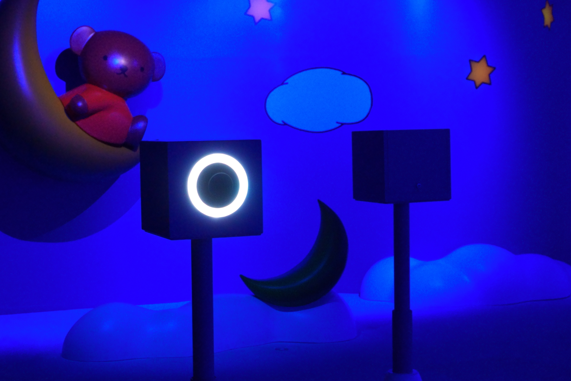 各スポットにあるカメラ。グループ全員がカメラ前に並ぶと光り出し、撮影のカウントダウンが始まる。光り出してから撮影までの秒数がかなり短いので、素早くポーズを決めよう