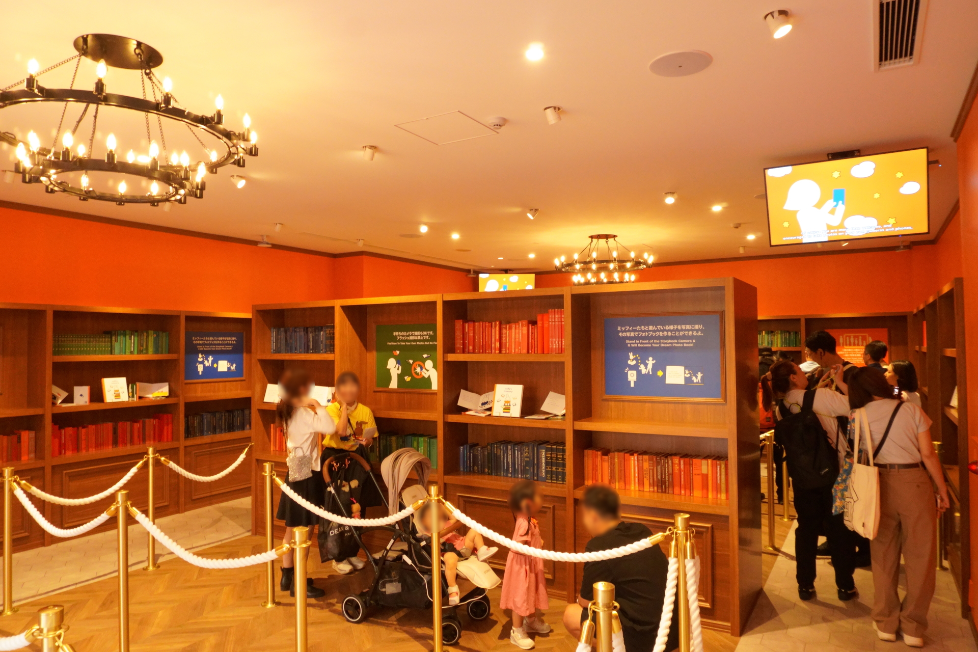 1. イラスト作品。ミッフィーのお気に入りの図書館をイメージした待機エリア