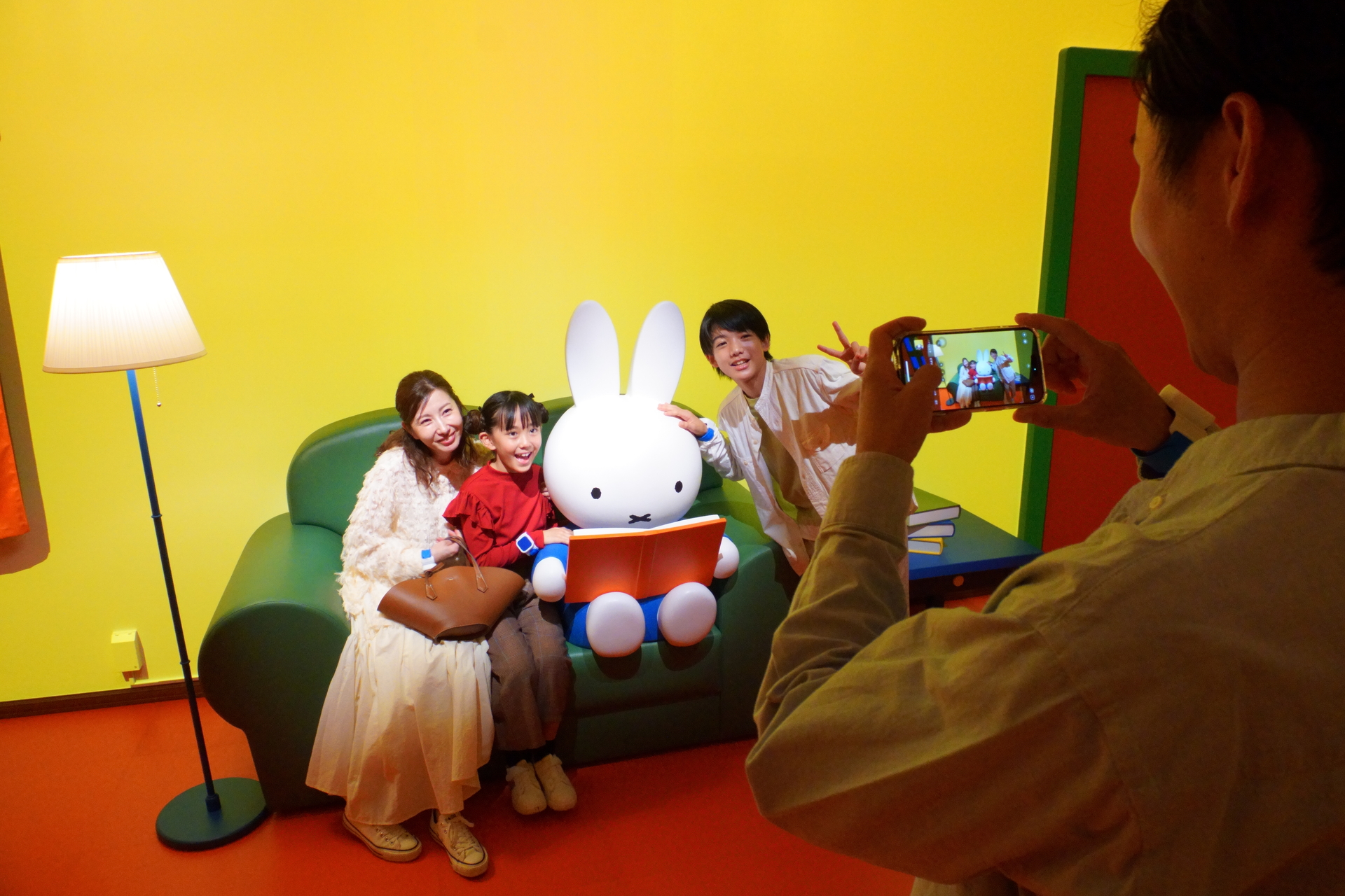 2. イラスト作品。プレショーにあたる部屋で、ミッフィーが本を読んでいる