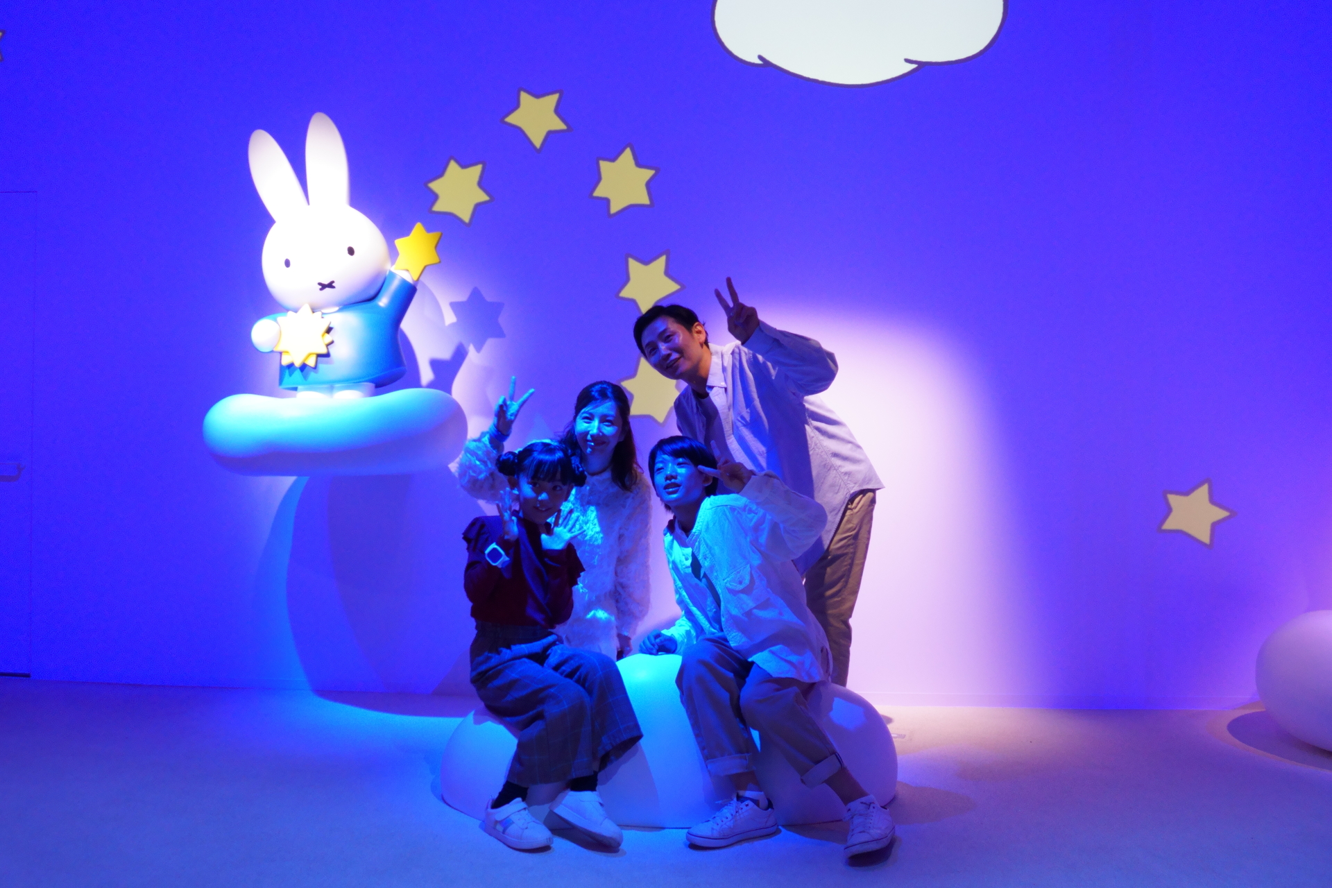 3. 絵本「うさこちゃんの ゆめ」。流れ星を放つミッフィーと写真を撮ろう