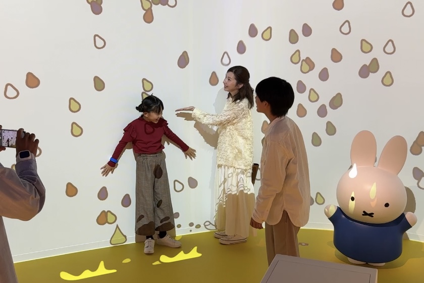 アメが雨のように降る演出が見どころ。ジュースを飲んだり、チョコレートを食べたり、お菓子がいっぱい！