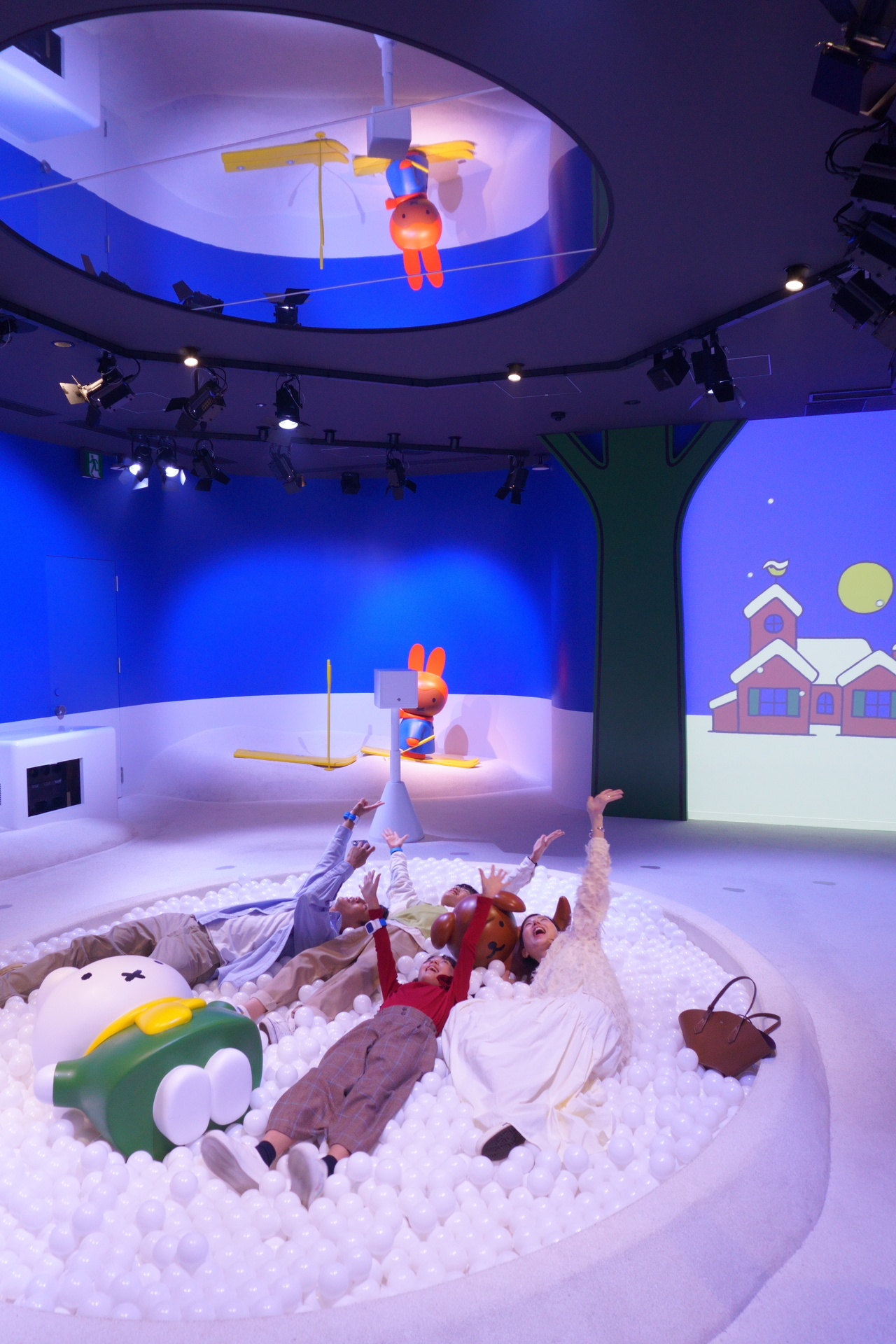 5. 絵本「ゆきのひの うさこちゃん」。雪の日らしく、室内は少しひんやりしている。中央のボールプールは土足のまま大人も入ることができるので、天井の鏡をうまく使って写真を撮ろう