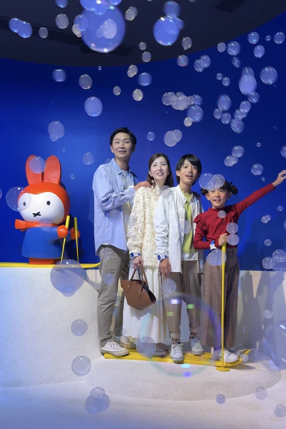 シーンの後半ではしゃぼん玉の演出も。そっと割るとなかからドライアイスの霧がふわっと広がって楽しい