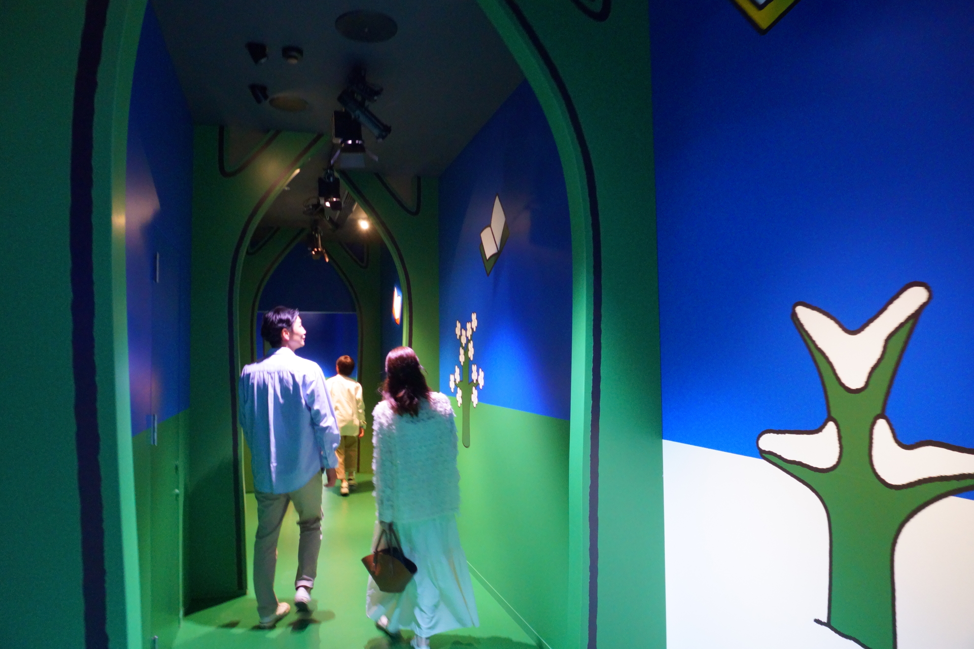 6. 絵本「くまのぼりす」。前後のシーンをつなぐ通路になっている