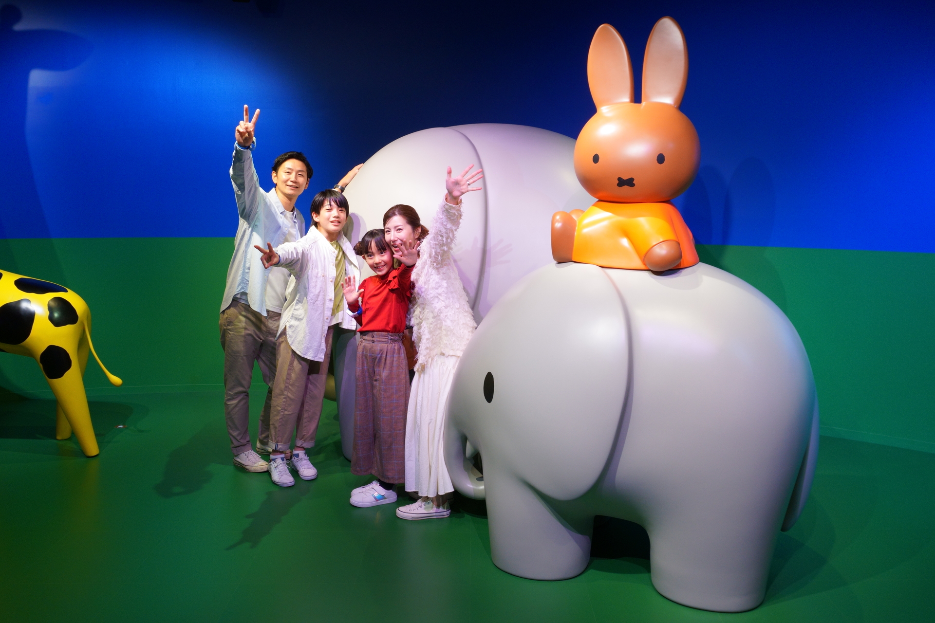 7. 絵本「うさこちゃんと どうぶつえん」。きりんやぞう、おさるさん、かめといった動物たちが大集合