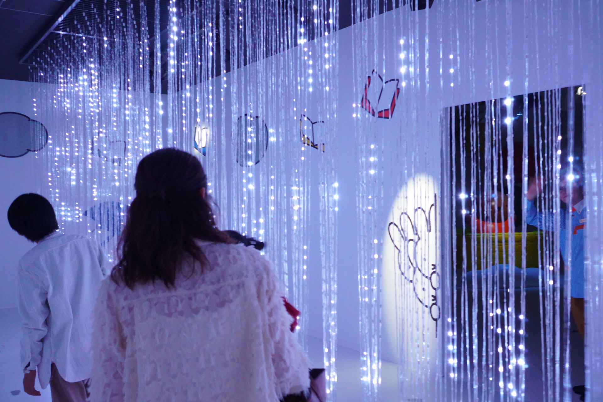 8. 絵本「ぼりす そらをとぶ」。キラキラした光のカーテンがロマンチックで素敵