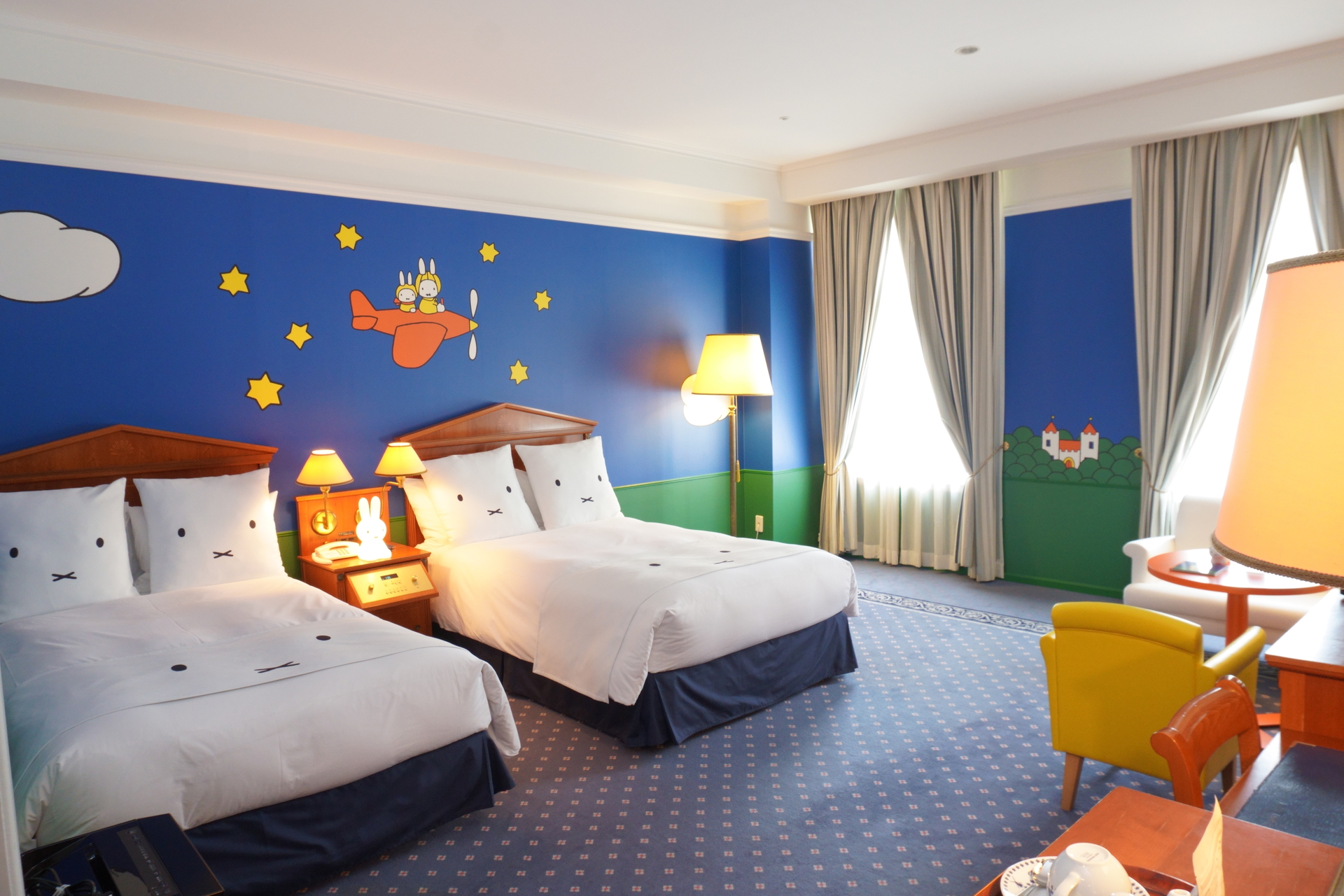 ハウステンボスのオフィシャルホテル「ホテルアムステルダム」では、ミッフィールーム（全23室）を展開中。写真は「アンクルパイロットのフライトアドベンチャー」をイメージした客室（全3室）