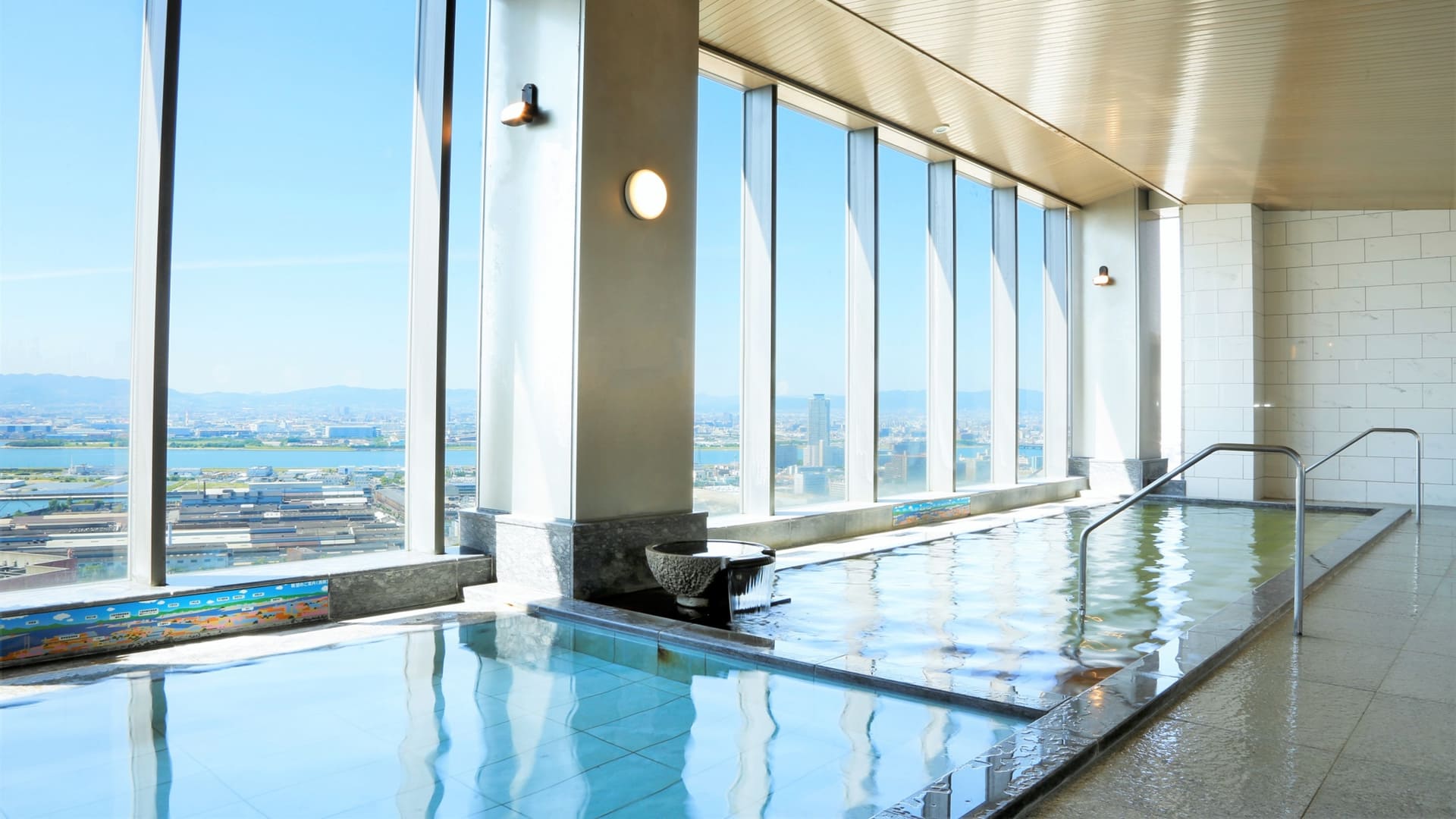 31階に天然展望温泉「スパーク」を併設（有料）