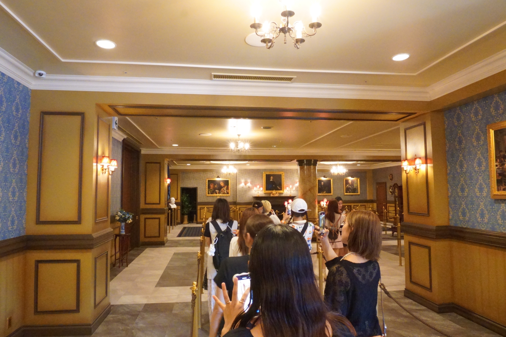 待機エリアは美術館のような内装になっている