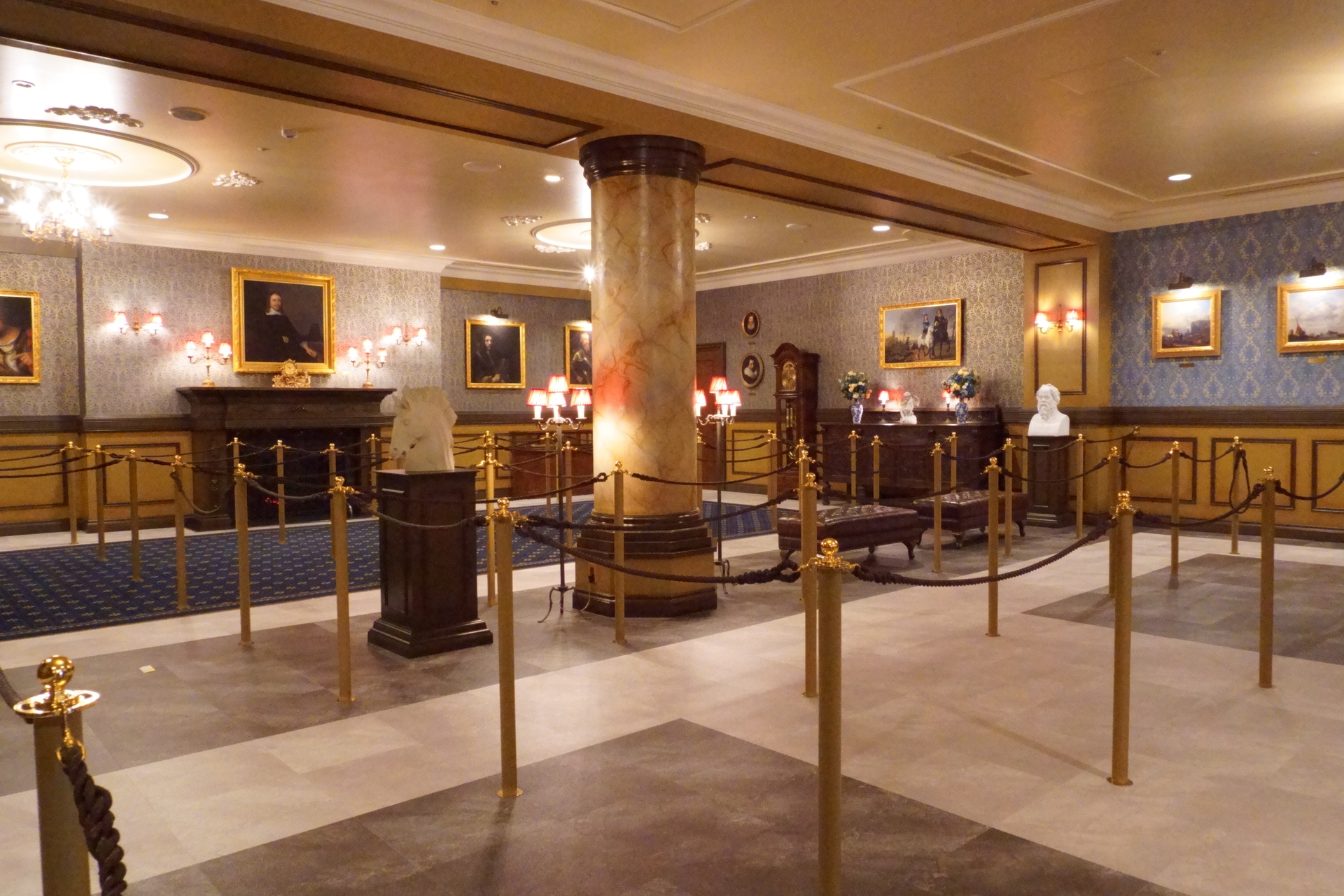 待機エリアは美術館のような内装になっている