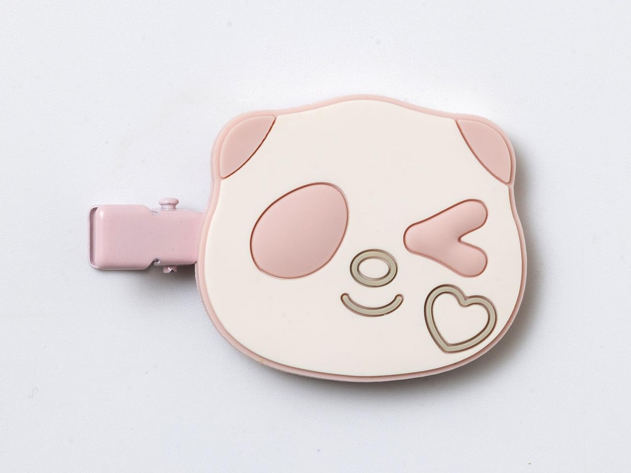 ヘアクリップはピンクとブルーの2種類入り