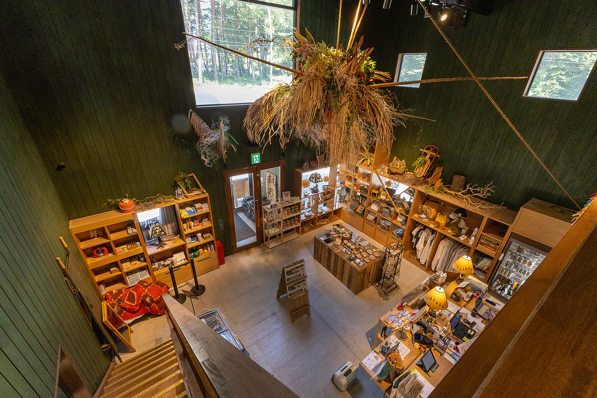 センターハウスにはキャンプ用品やオリジナルグッズなどが置いてある。薪の販売もしている