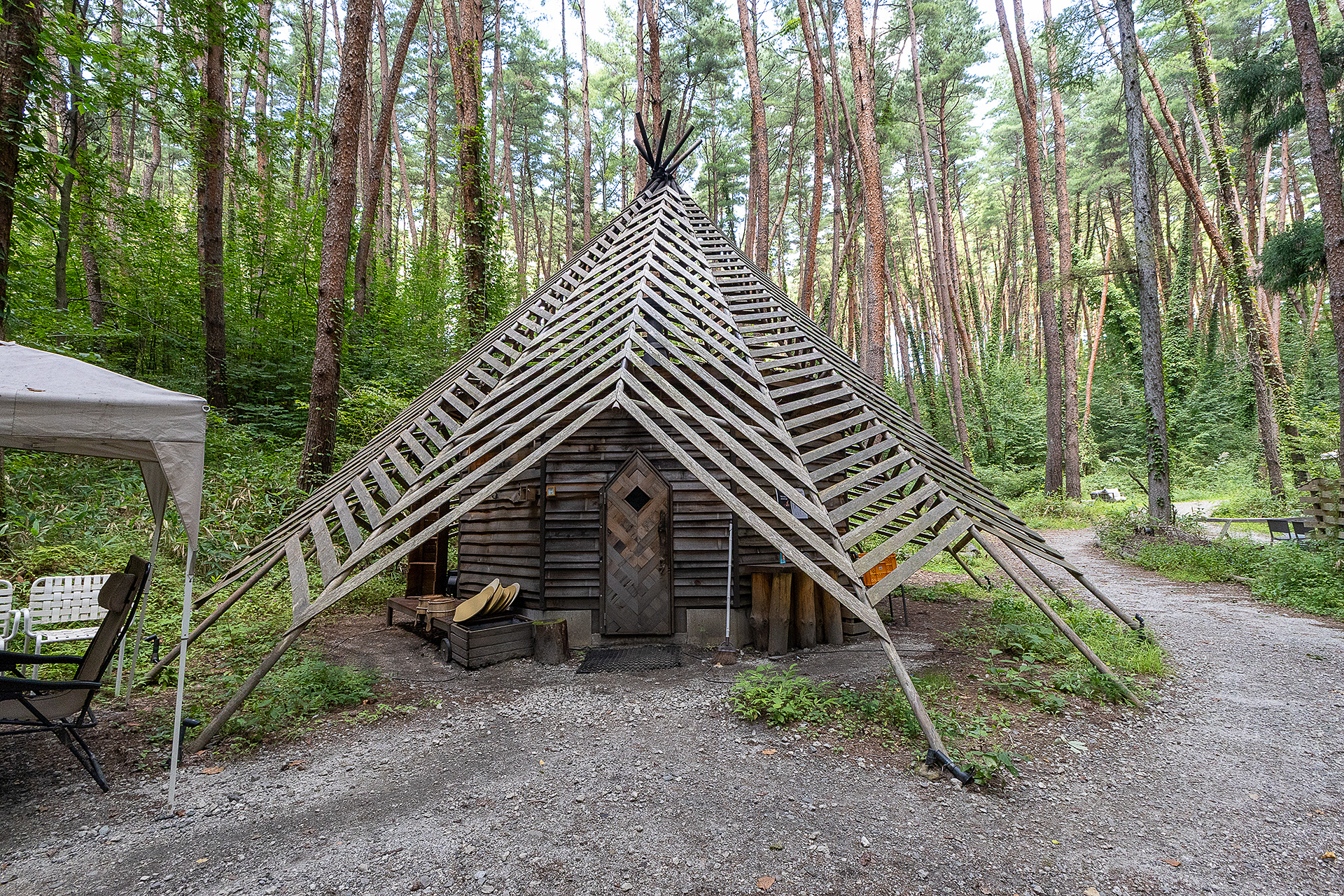 貸し切り用のサウナ。外観は木を組んで作るトーチのイメージ