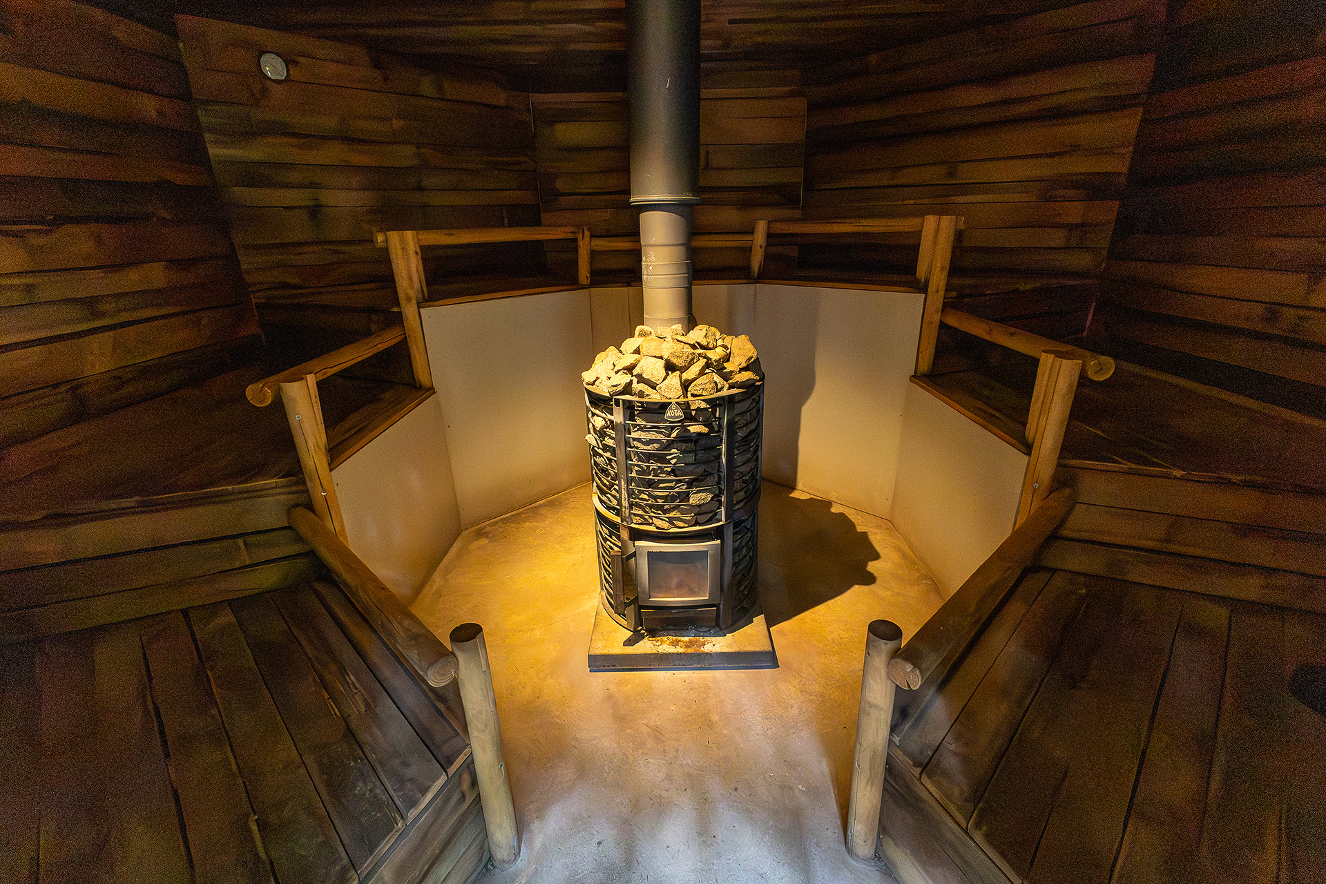 サウナはサウナストーンに水をかけて蒸気を発生させ、温度だけでなく湿度も高めに保つロウリュ式。デッキは階段状に乗っていて、上と下で温度差を楽しめる作り