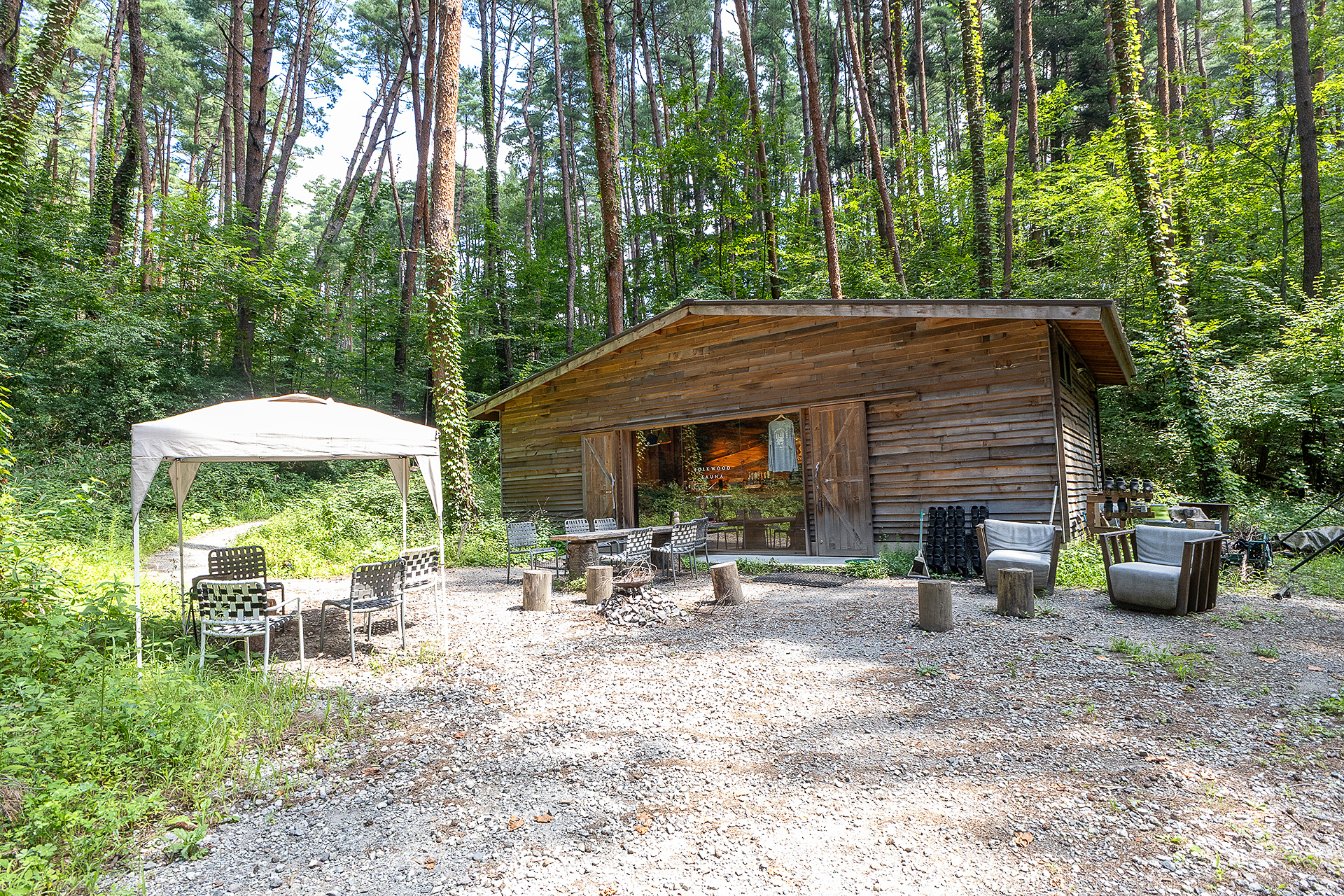 サウナの受付棟。売店や更衣室、シャワーなどがある