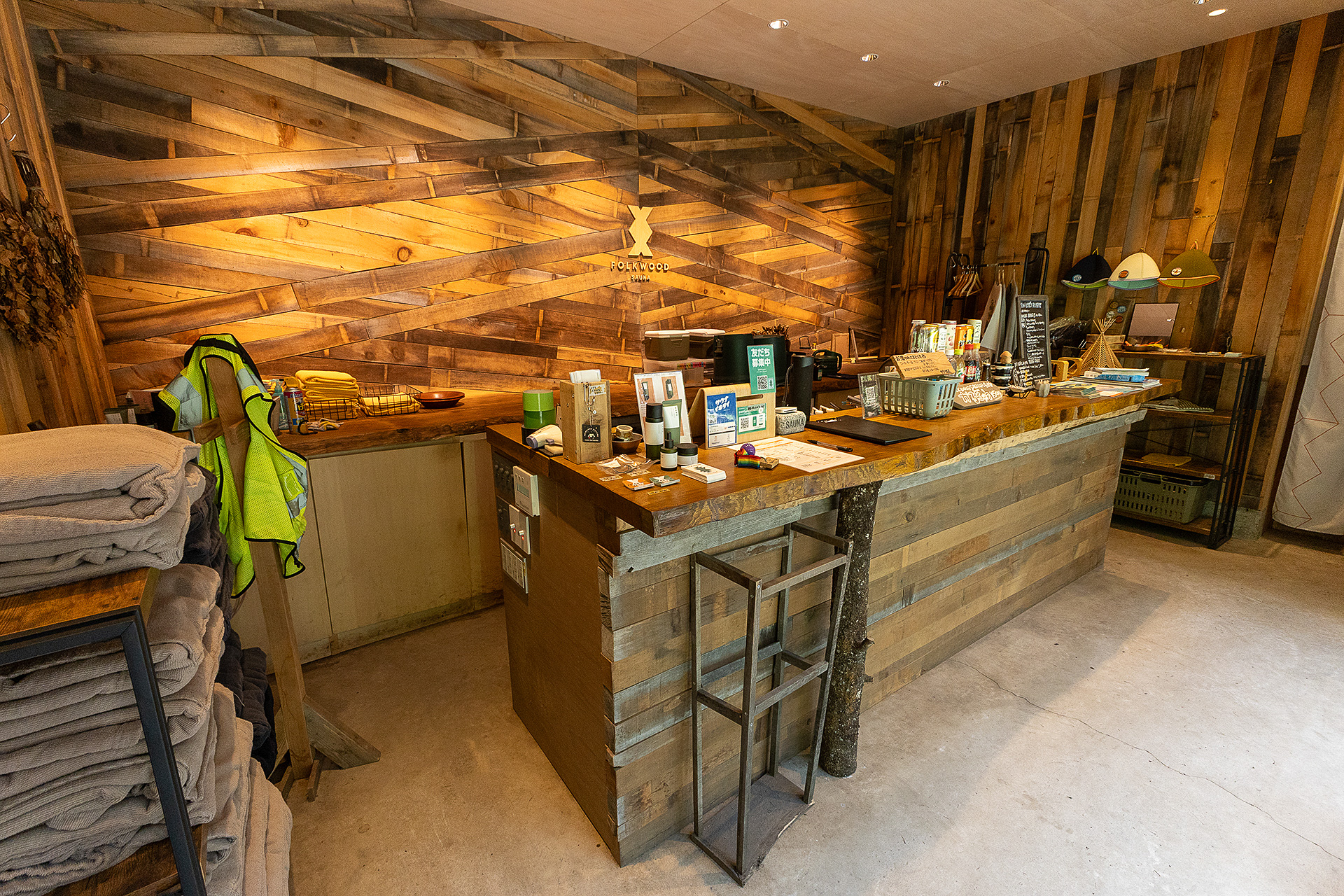 受付棟の内部。屋外で着用するガウンのような衣類も貸し出している。清涼飲料水やビールなども販売している