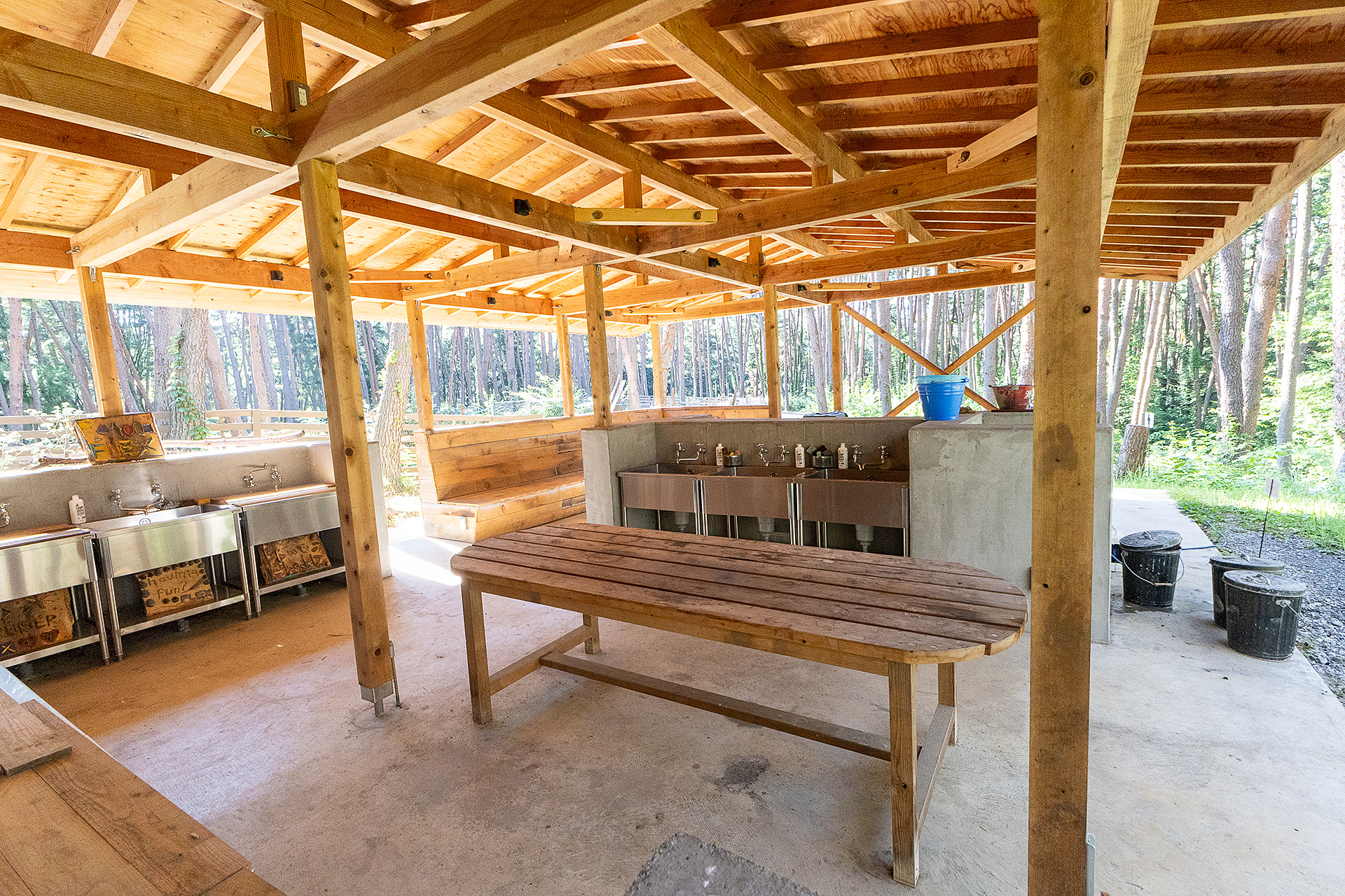 炊事場は広く水栓の数も多いので利用者が多い日でも使いやすそうだ。焚き火の灰を処理するところもここにある