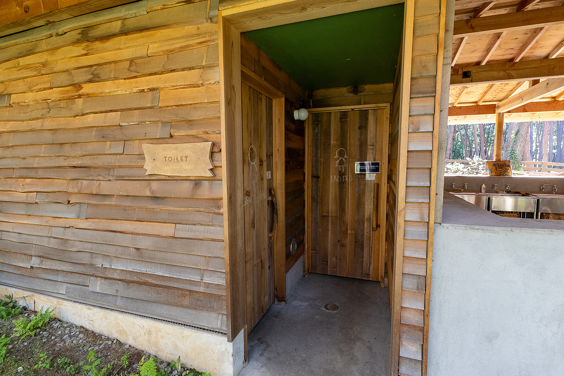 トイレはもちろん男女別になっている。男性用は小便器のほかに個室が2つある