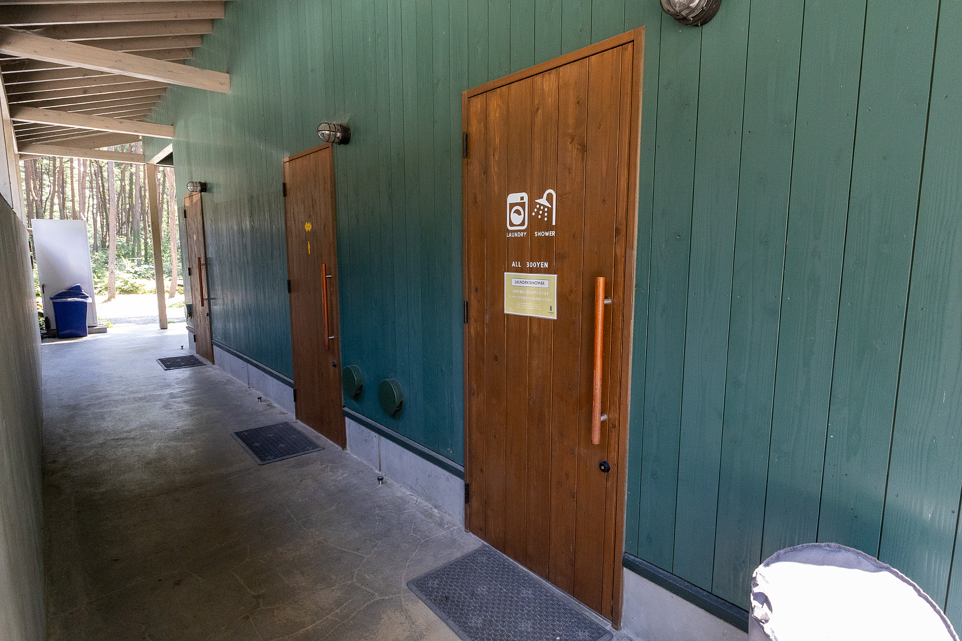 シャワールームの場所はセンターハウス横。そもそもの敷地が広いのでフレックスフィールドからは少し距離がある。シャワーは有料なので事前に受付で利用券を購入する。受付は夕方で閉まってしまうので、昼間のうちに購入を済ましておきたい