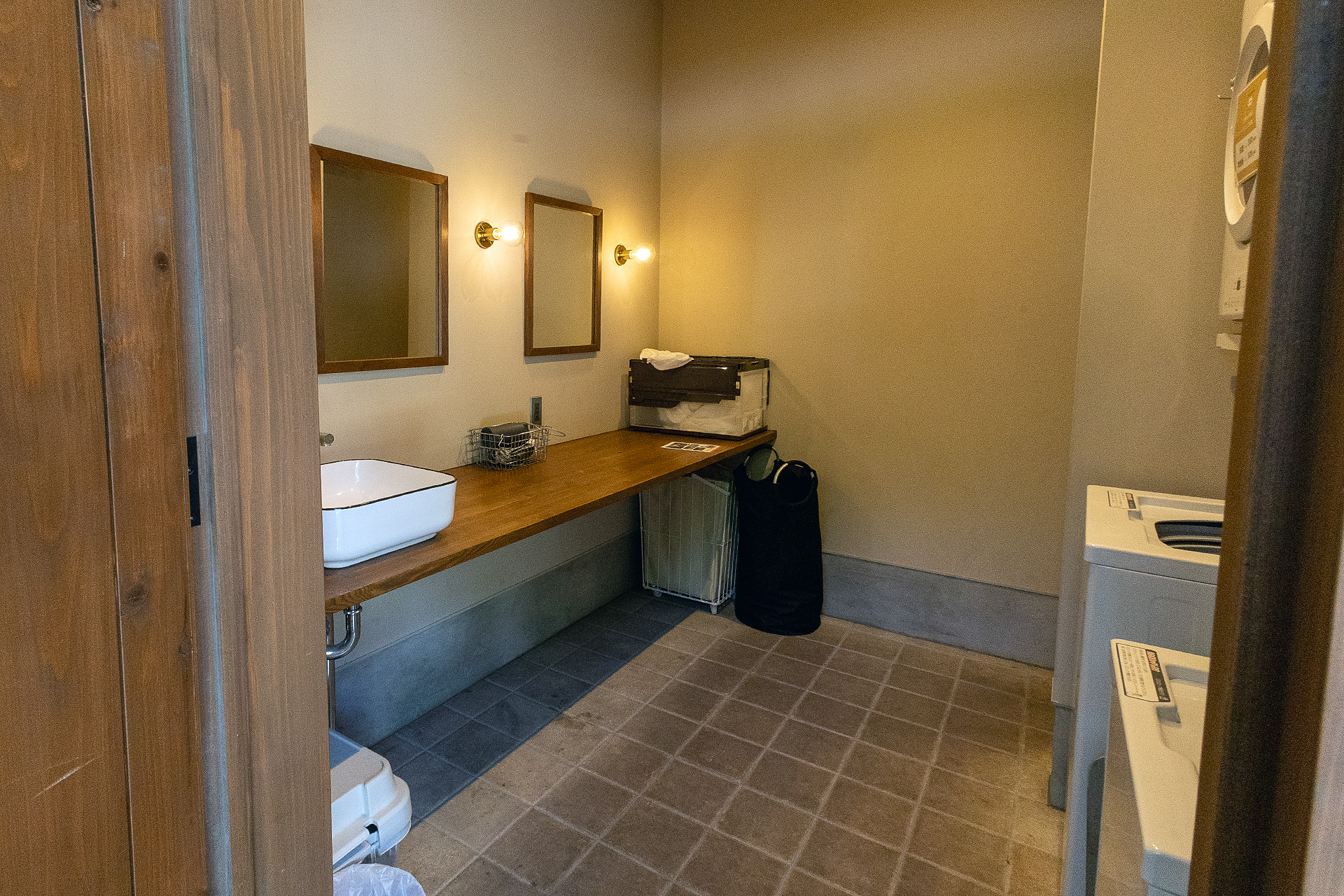 シャワールーム内にはドレッサーもある。ドライヤーも置かれていた