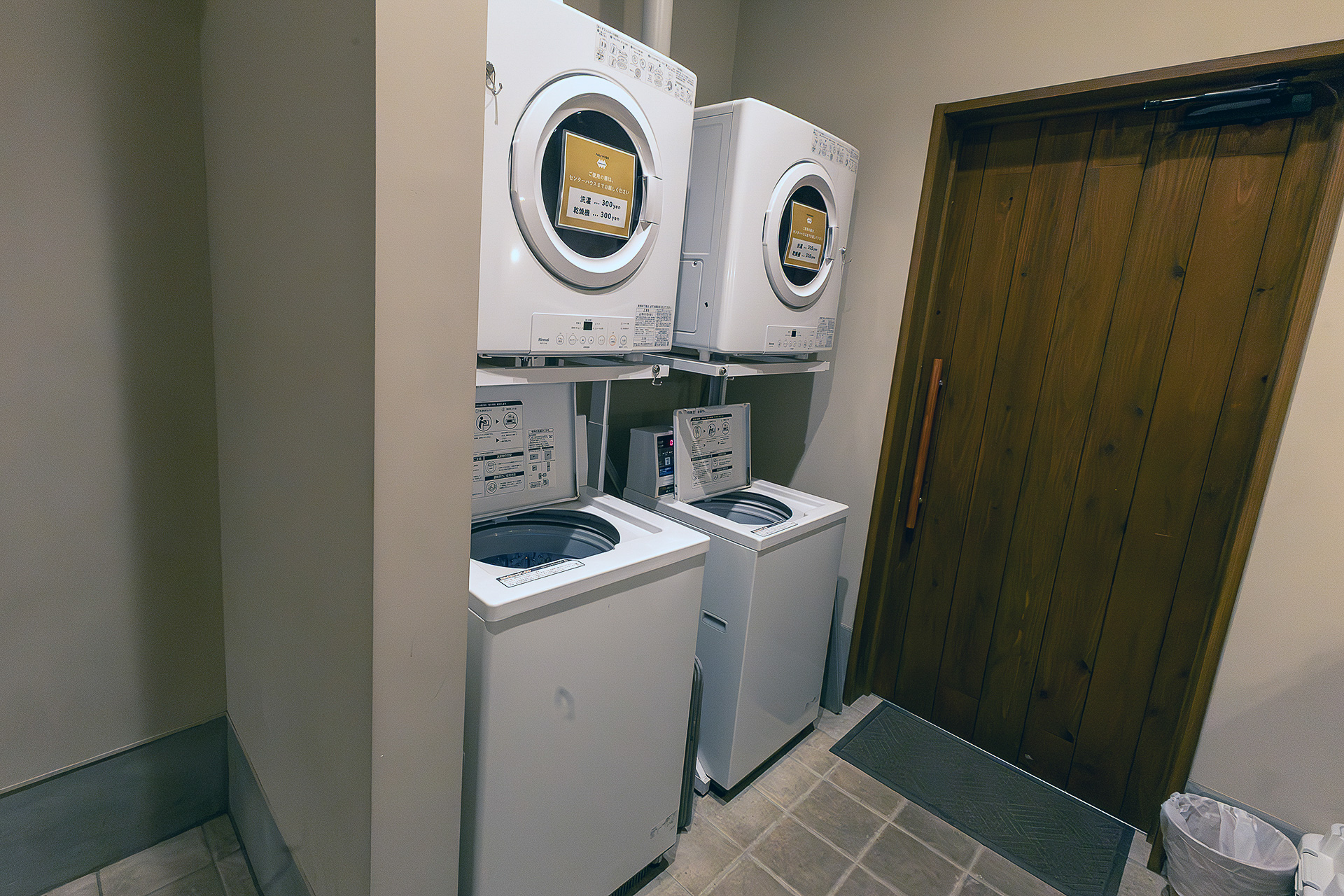 シャワー棟にはコイン式の洗濯機と乾燥機もある