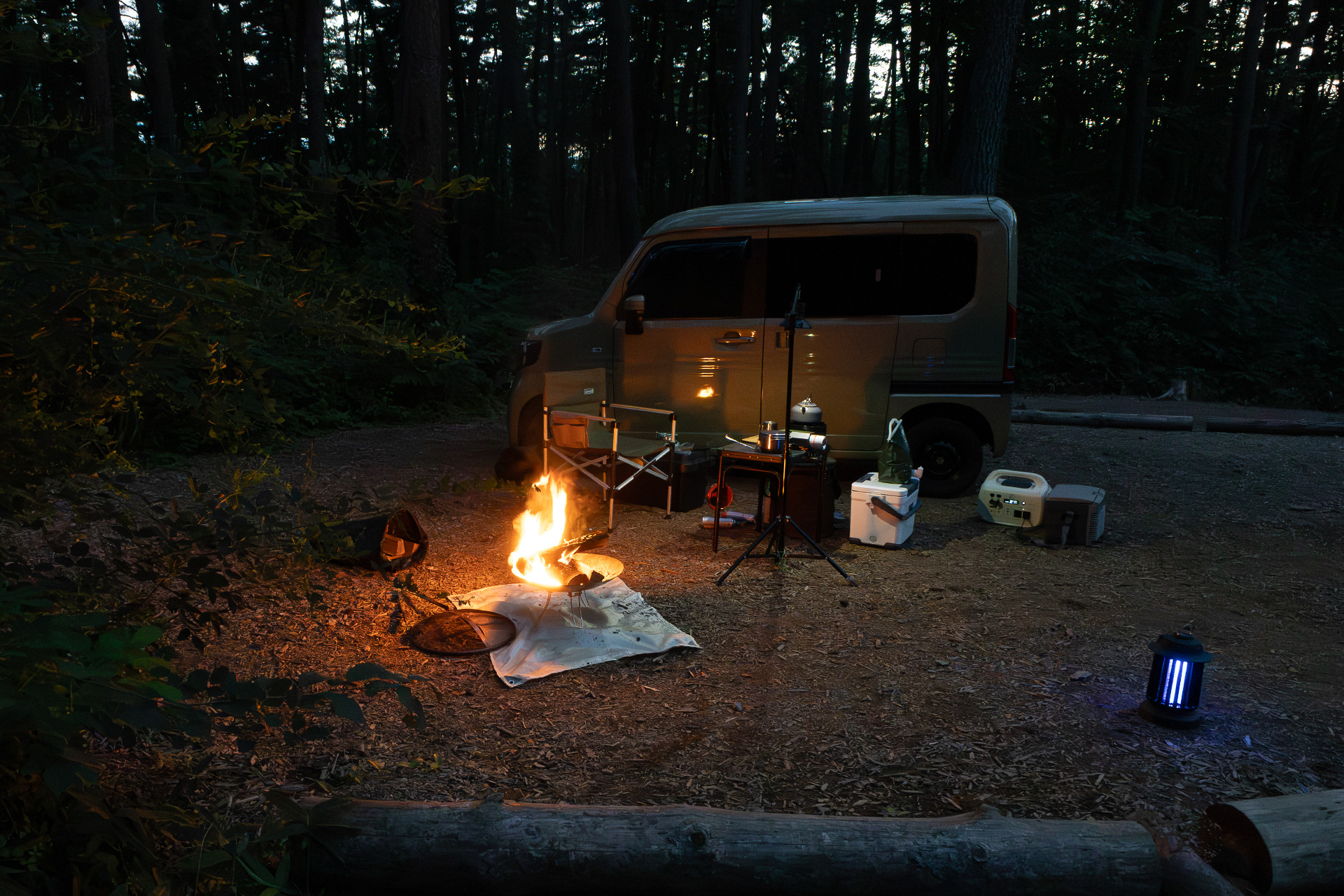 焚き火シートと焚き火台の利用で焚き火はOK。販売している薪は太めなので、焚き火台が小さい場合は、ノコギリなどを用意した方がいいかもしれない