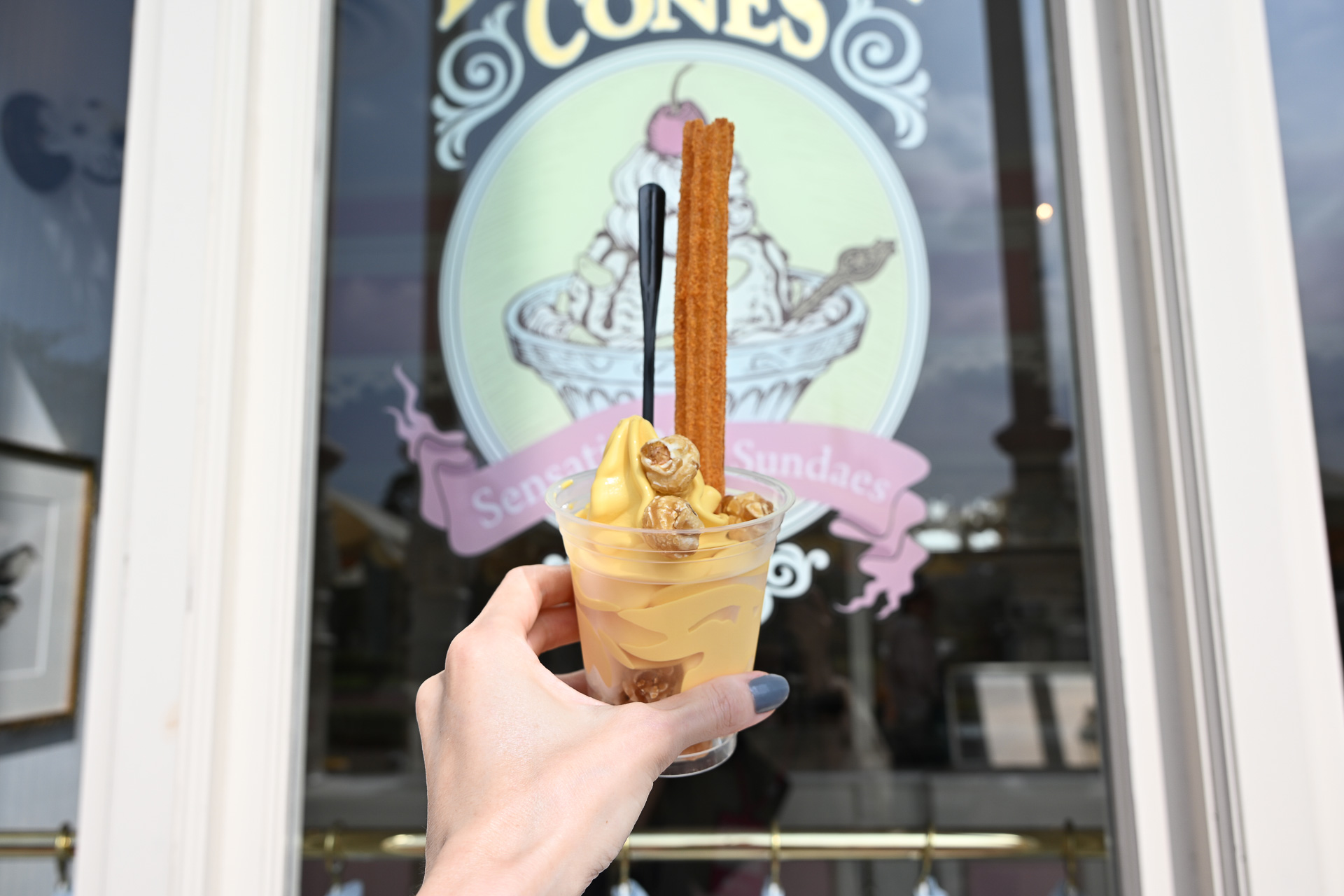 「ハロウィーンサンデー（パンプキンソフトクリーム＆チュロス）」（850円）