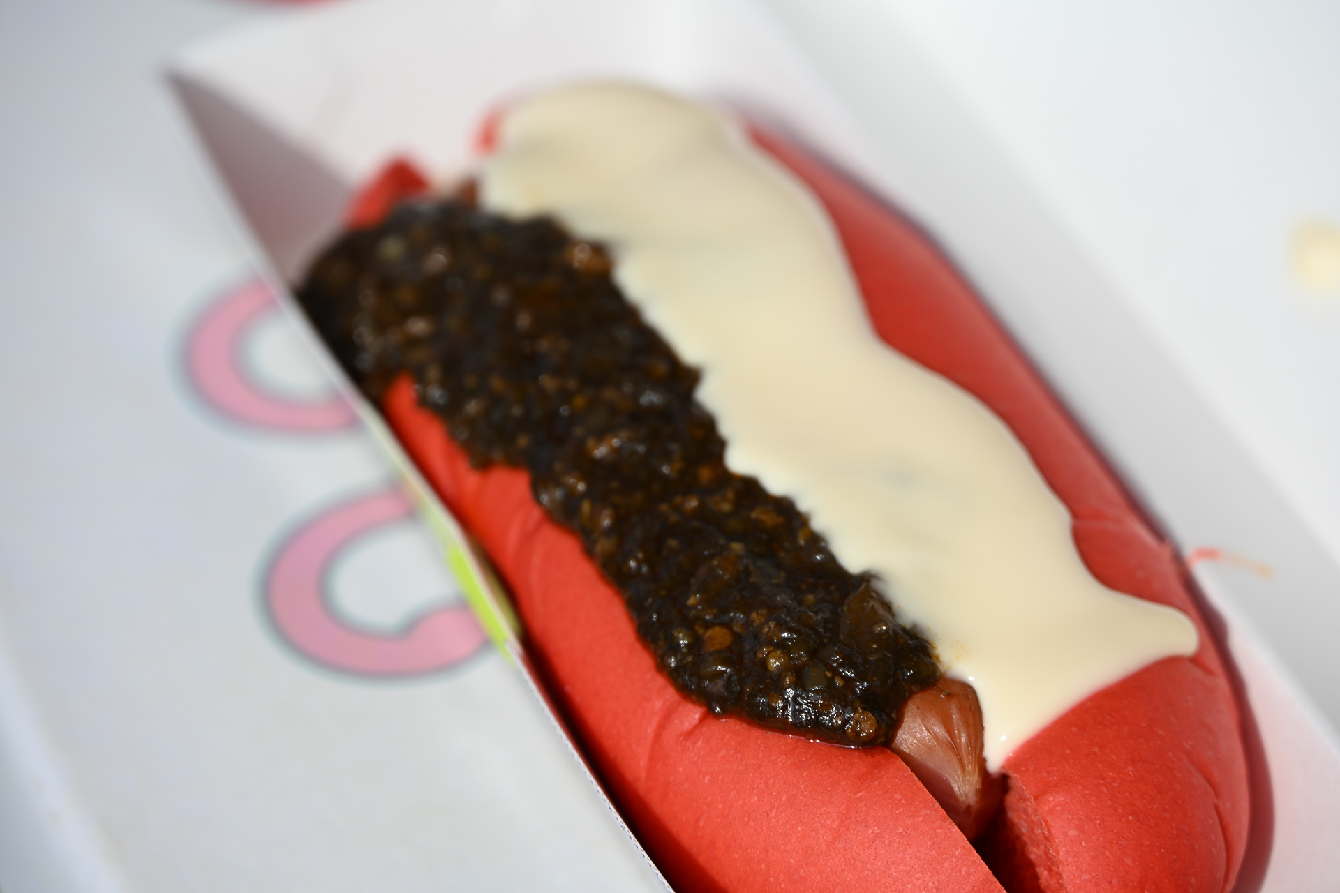 「スペシャルホットドッグ（スウィートチリ・ミートソース＆チーズソース）」。甘辛さがクセになる！