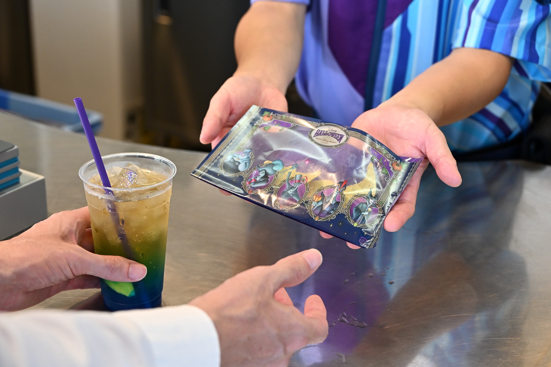 「トリック・オア・トリート！」の合言葉でスナックを進呈！