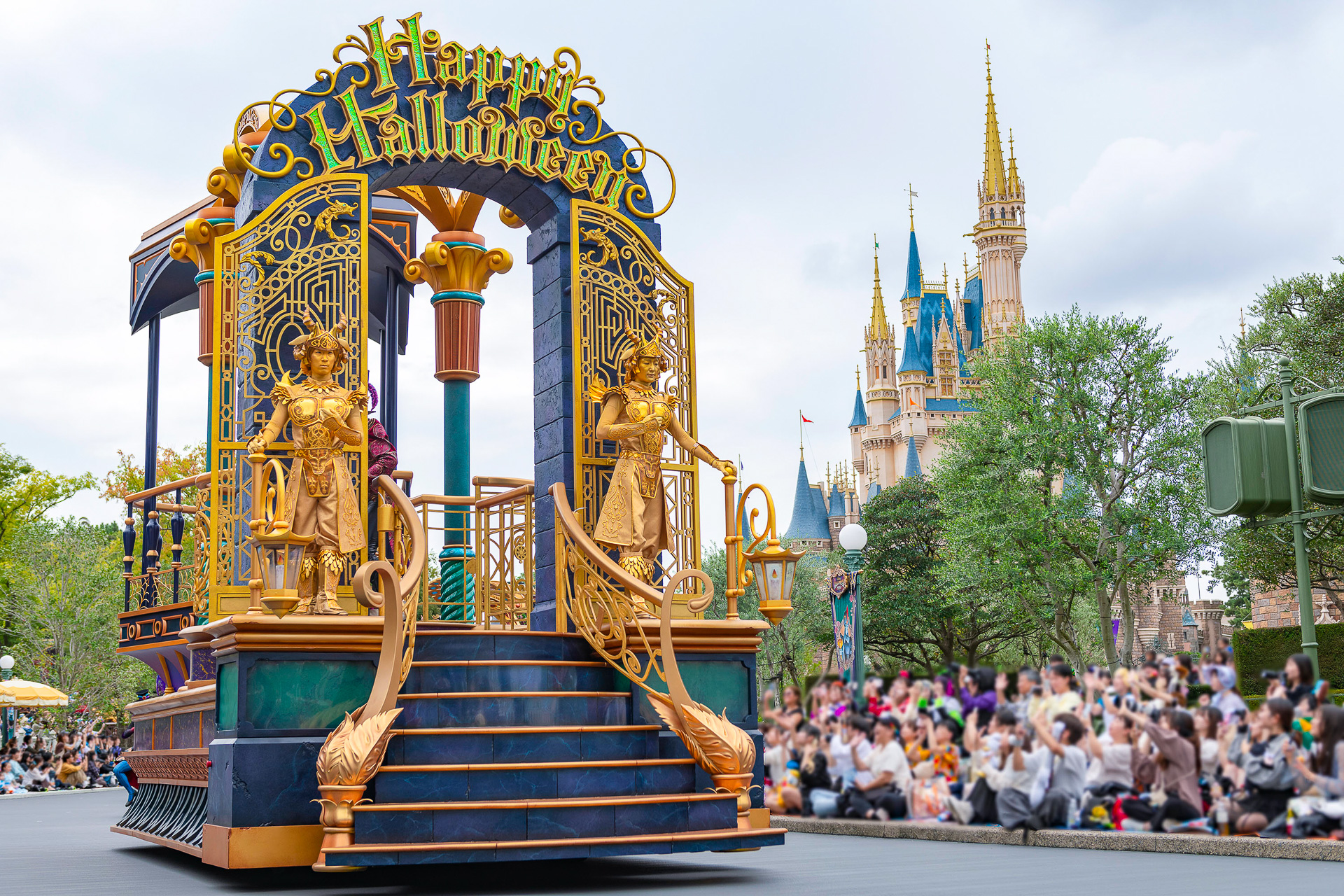 ホストのドクター・ファシリエが出迎える、パーティ会場の入り口をデザインしたフロートが到着！