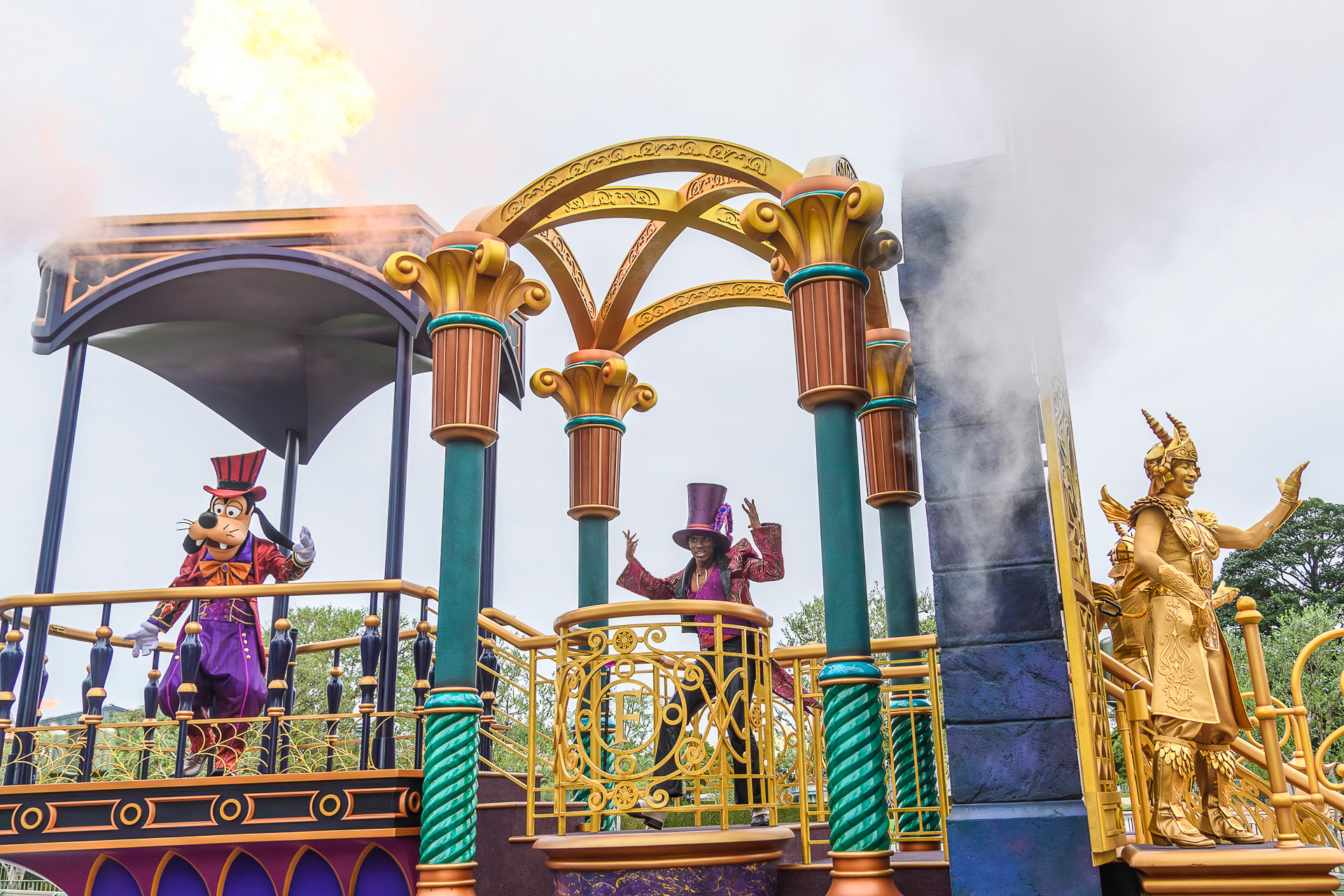 門番が守るパーティ会場への扉が開き、いよいよパーティ会場へ