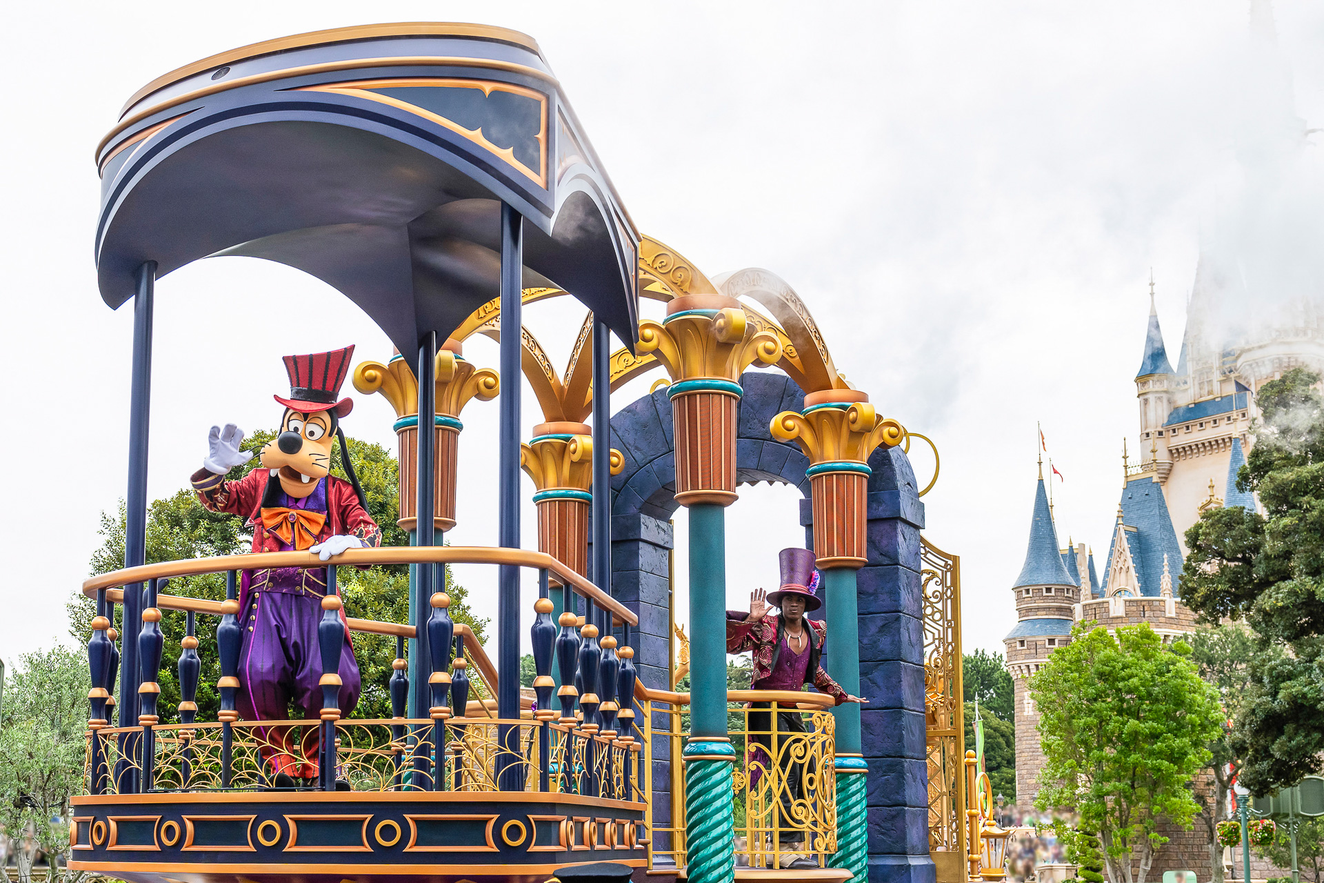 グーフィーも正装で会場に