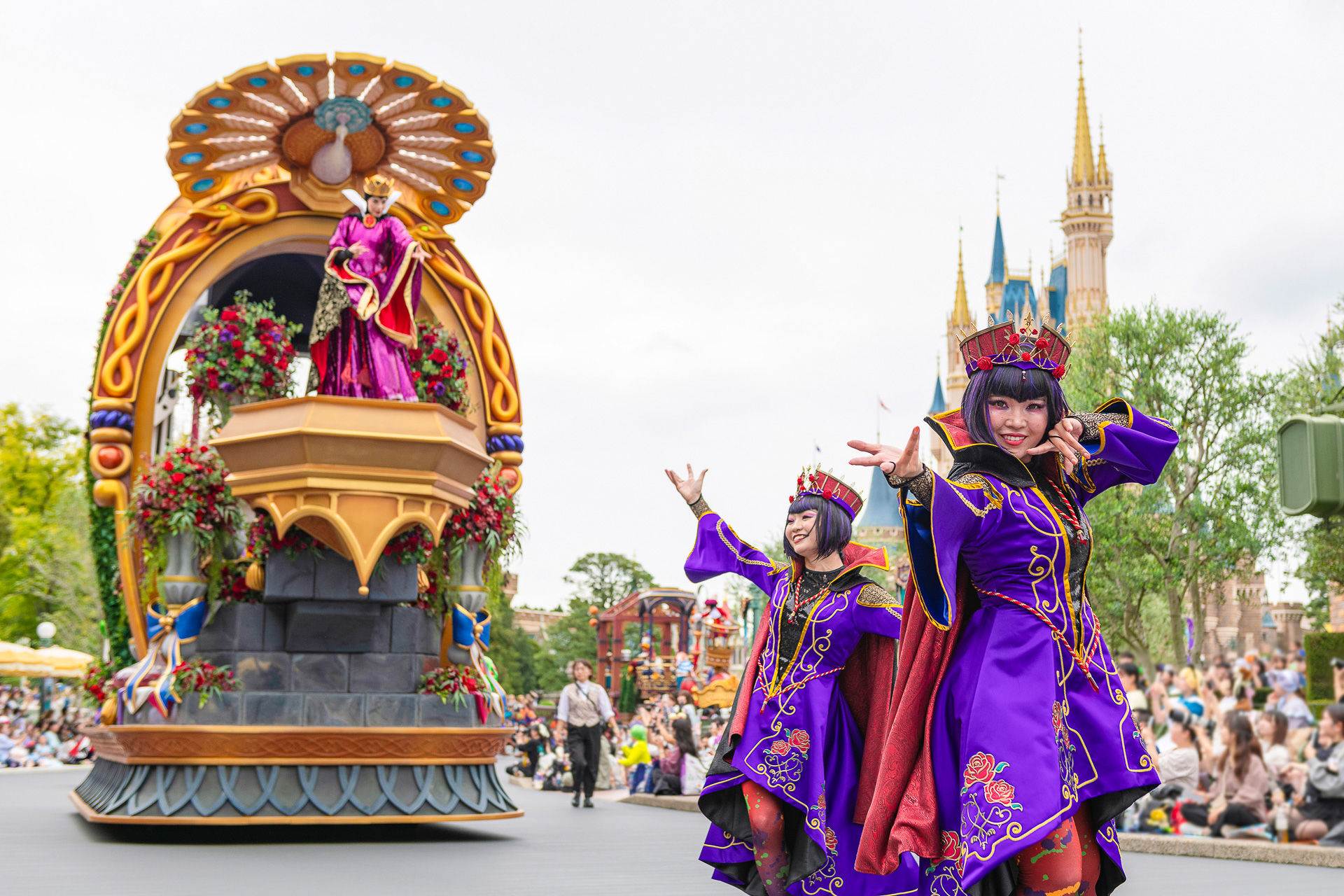 魔法の鏡を模したデザインや華やかな装飾で美しさを追求するヴィランズが主役のフロート。