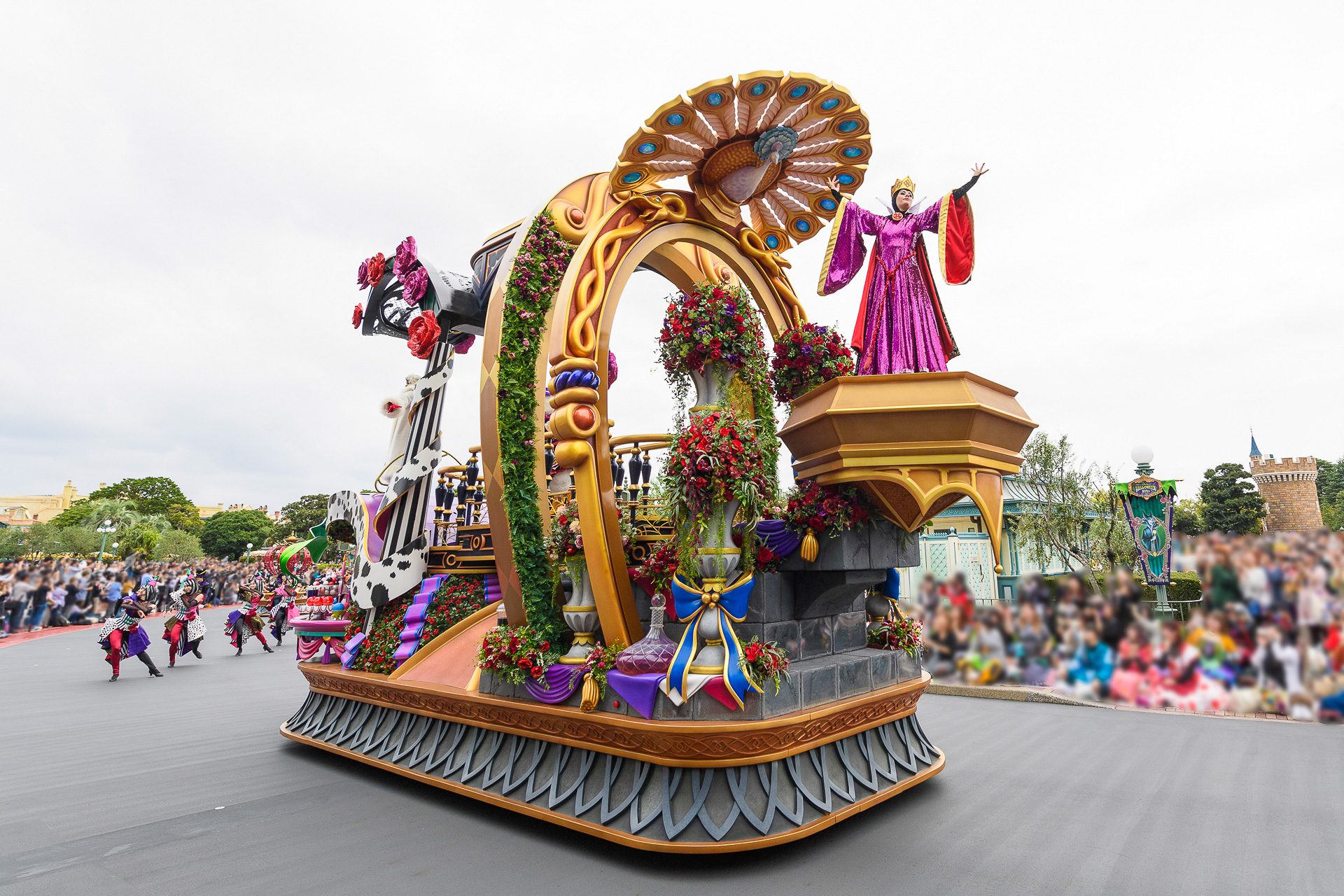 誇らしげな姿の「白雪姫」の女王