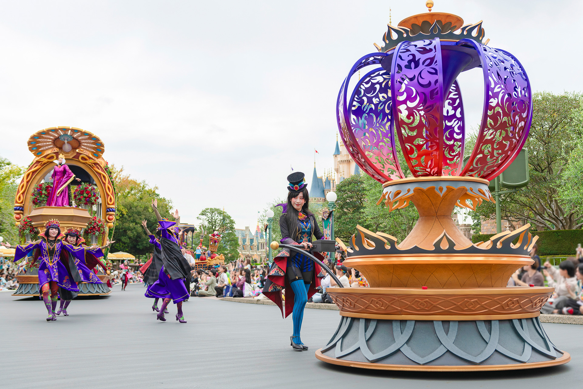 衣装や小さなフロートの隅々までヴィランズの美しさが漂う