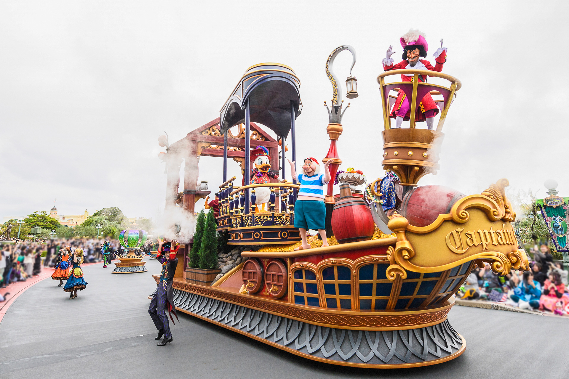 フック船長とガストンたちは、自分たちの魅力をたっぷり詰め込んだ荒くれ者たちのフロートで登場
