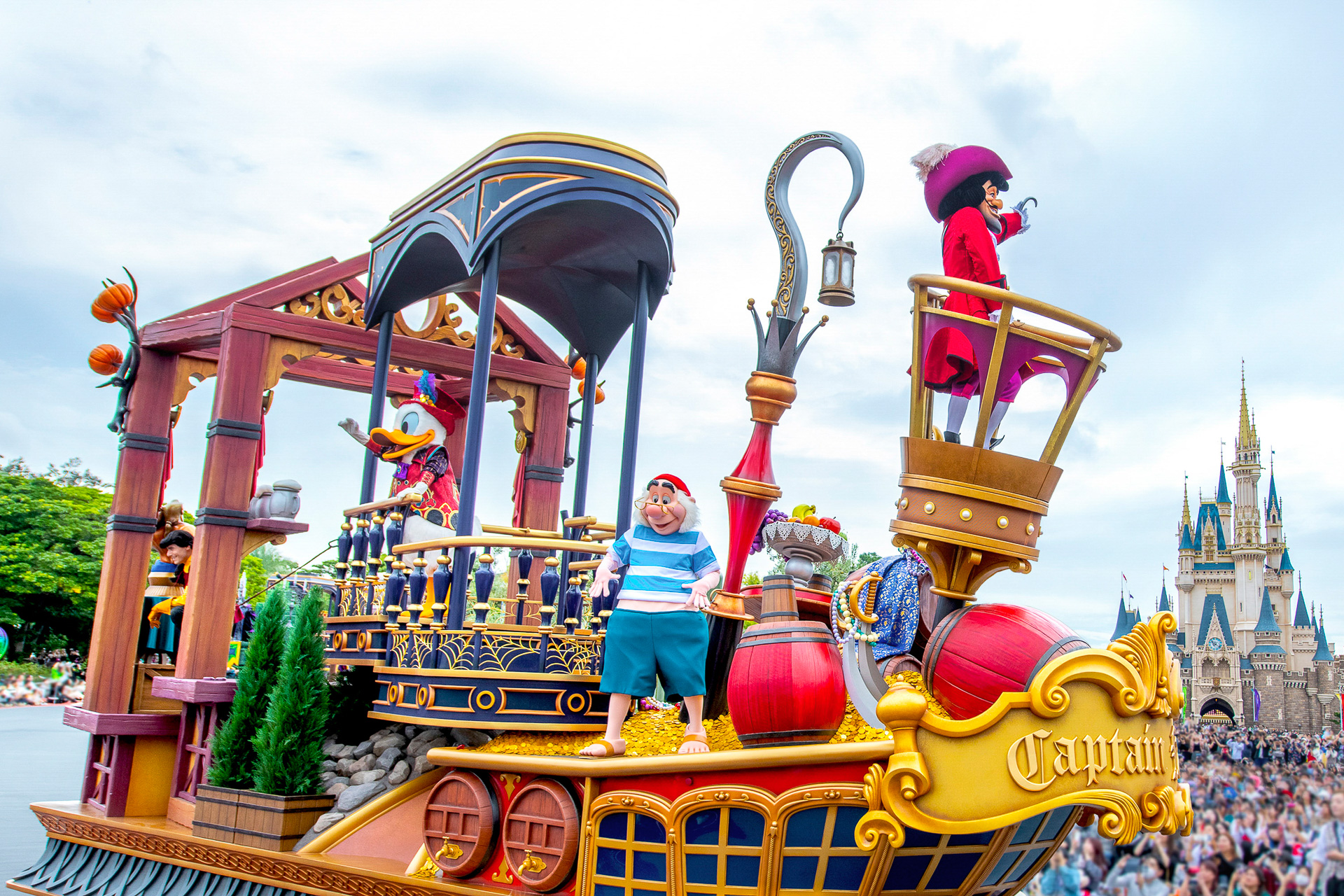 海賊船モチーフのフロートには、もちろんあの船長の姿が