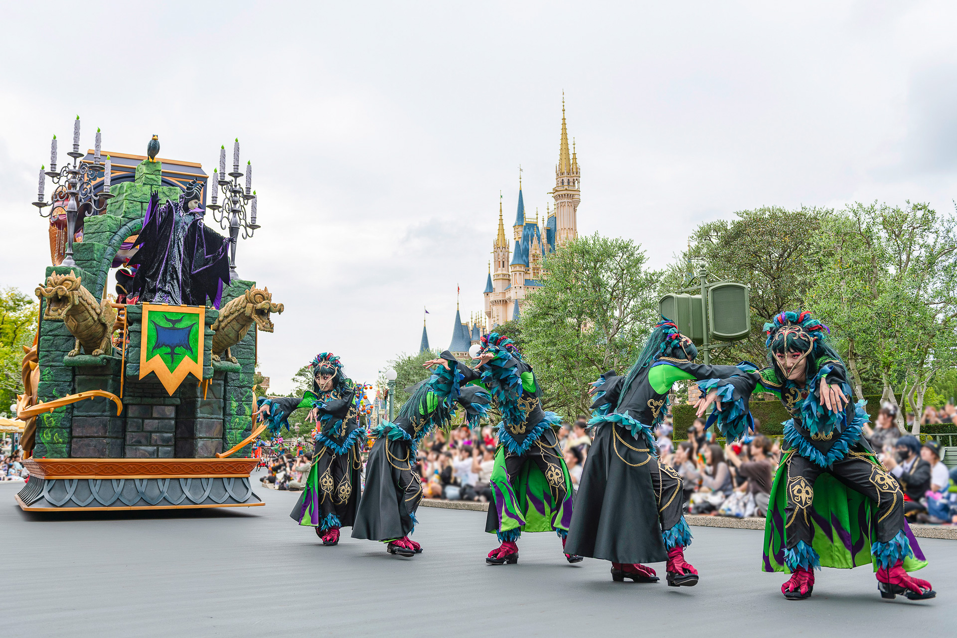 重厚感あふれるお城デザインは、両脇のガーゴイルがポイント。後方はアラビアの装飾で豪華絢爛な雰囲気もプラス