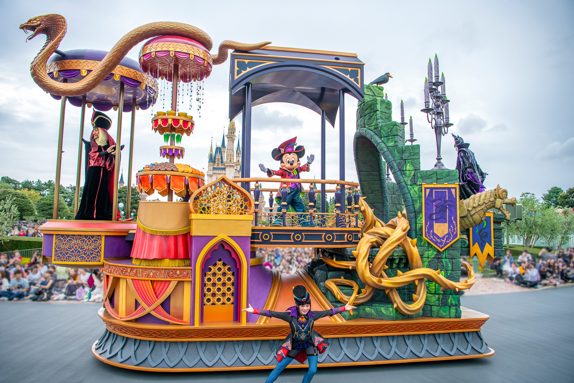 アシンメトリーなハットとヴィランズカラーのジャケット姿のミッキーマウス