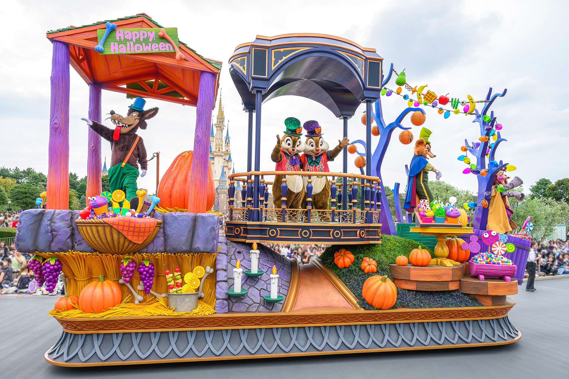 いたずら好きの動物たちが集まるフロートは、近年大人気の映画「ピノキオ」のファウルフェローとギデオンのコンビも