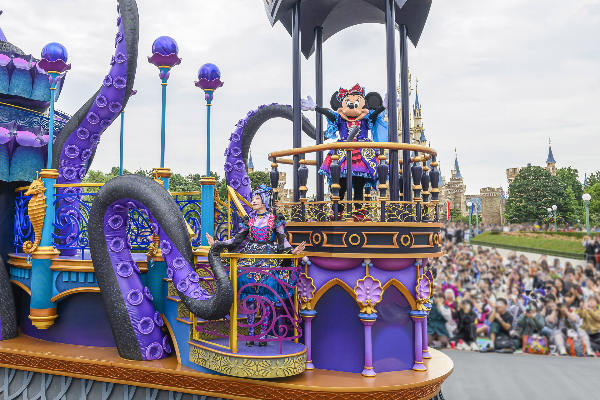 ラストは漆黒の海に今にも呑み込まれそうな雰囲気。螺旋階段などをデザインしたフロート