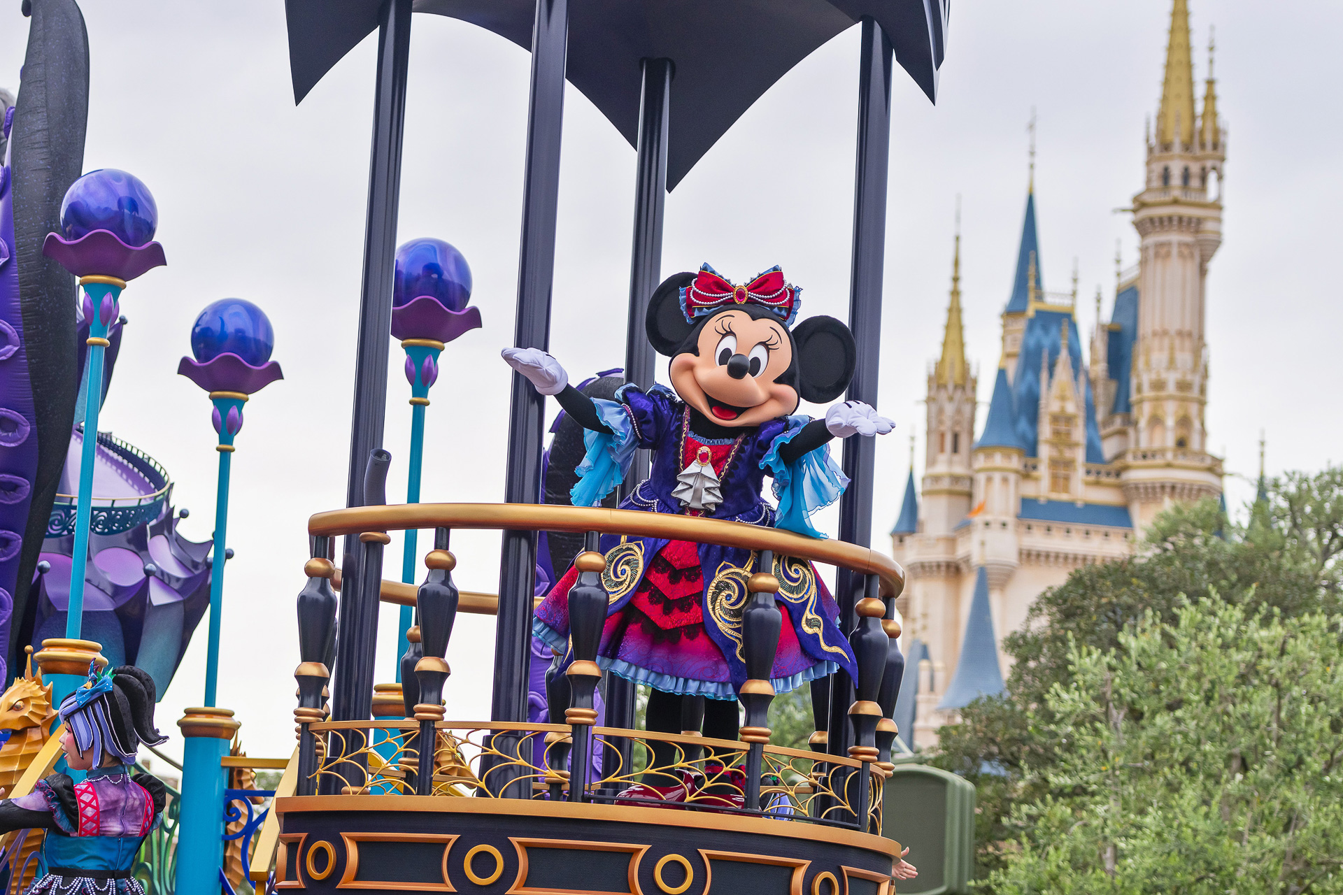 貝殻やパールなど海モチーフが散りばめられたドレス姿のミニーマウス