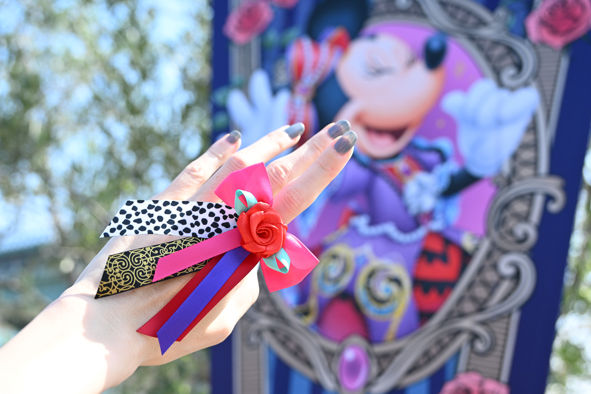 身につけグッズで推しヴィランズにアピールしてみるとさらにパレードが楽しくなる！（編集部撮影）